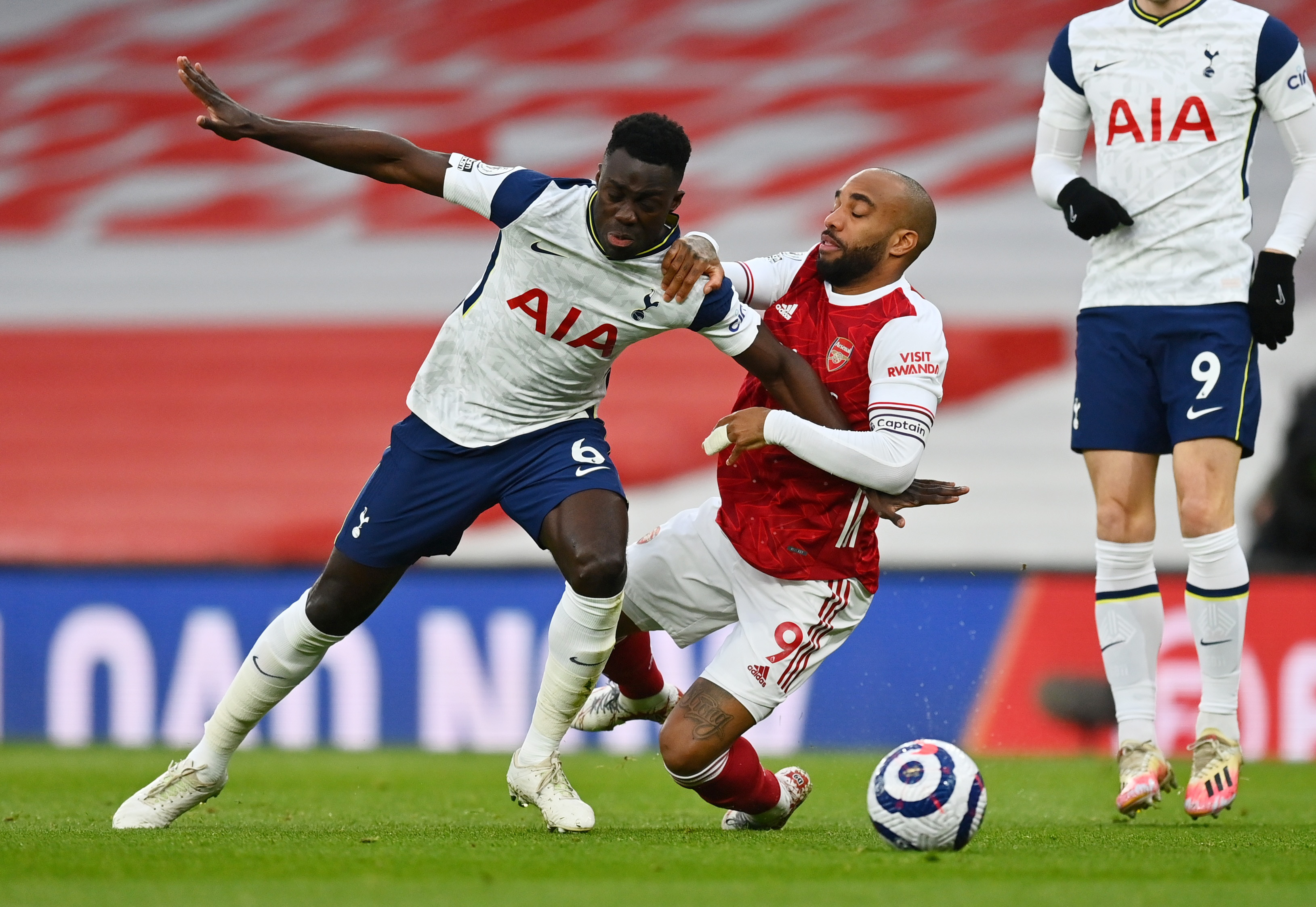 Davinson Sanchez también jugó contra el Arsenal el pasado 14 de marzo de 2021, por la fecha 28 de la Premier League - Foto: REUTERS/Dan Mullan
