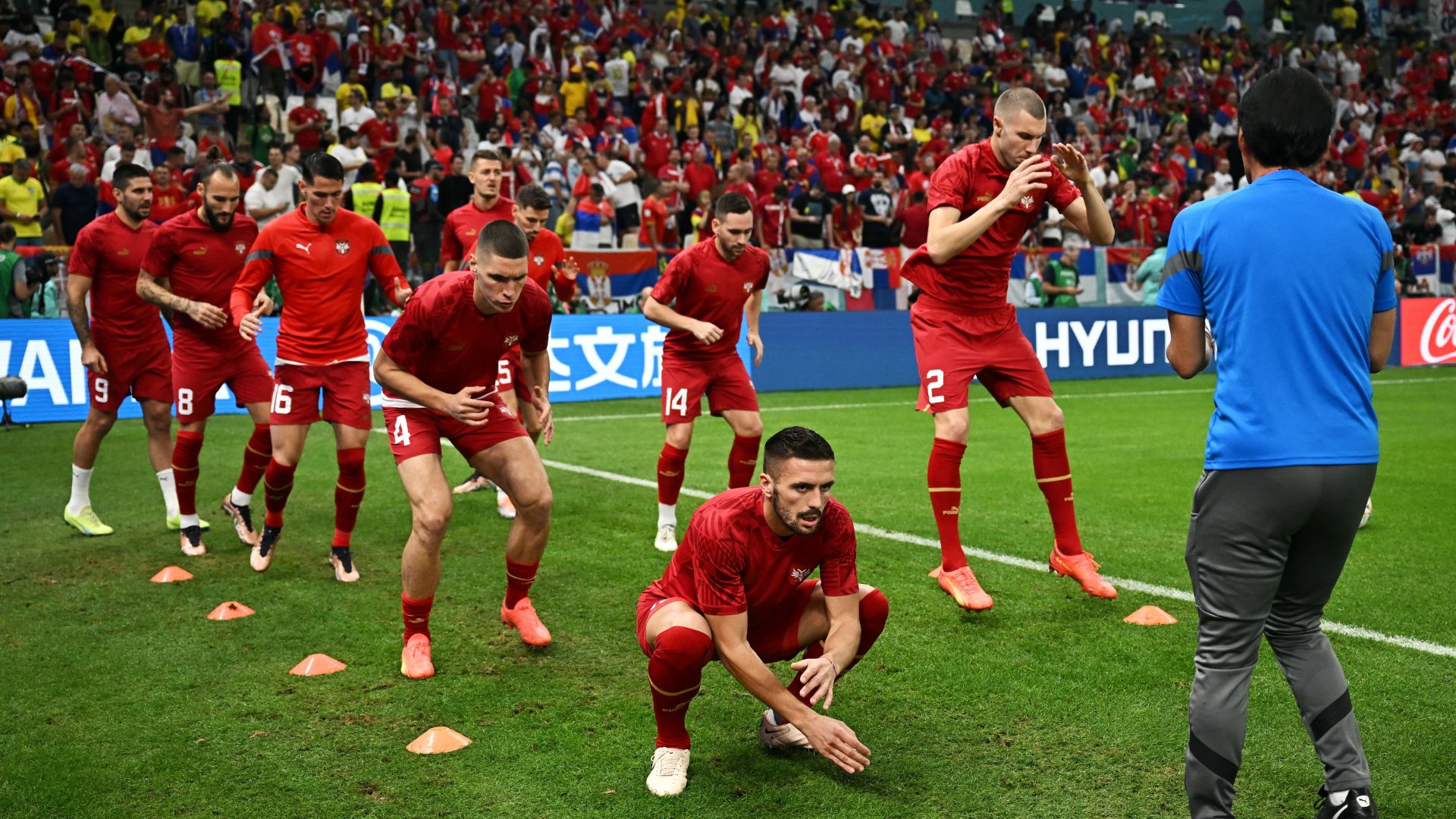 Brasil vs Serbia: Dusan Tadic y sus compañeros realizan activación muscular antes del estreno en el Mundial de Qatar 2022 (Reuters)