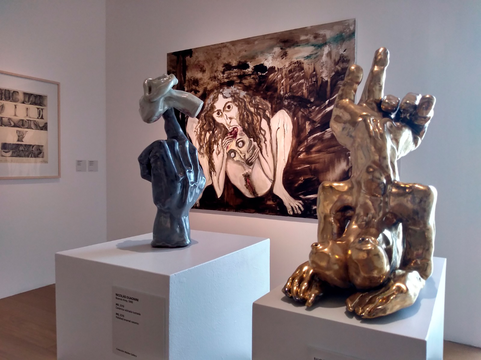 Al frente una serie de esculturas de Nicolás Guagnini y detrás la pintura  “Con rabia roía el cráneo por dentro y por fuera", de la serie psicoanálisis de Marcia Schwarz  