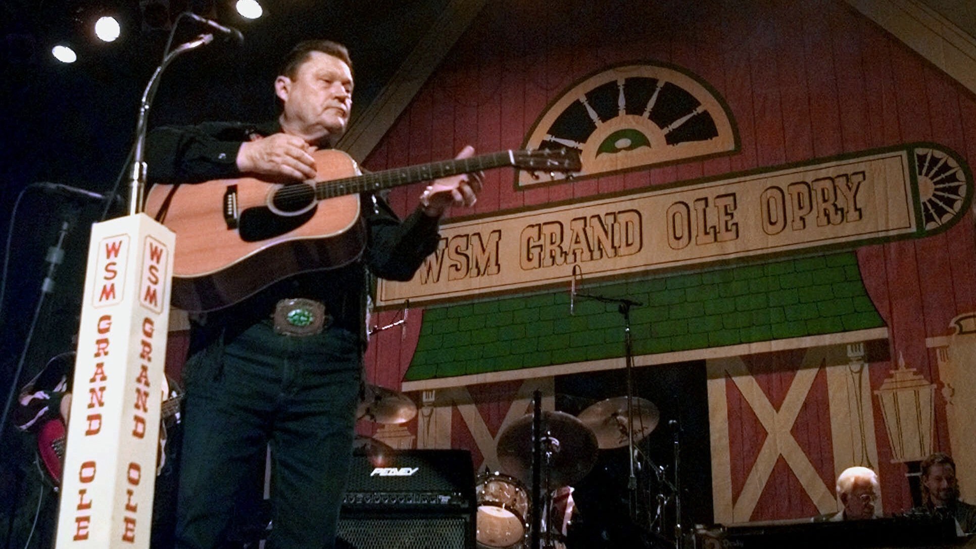 El cantante de música country Stonewall Jackson actúa en el escenario del Auditorio Ryman en Nashville, Tennesse (AP/archivo)