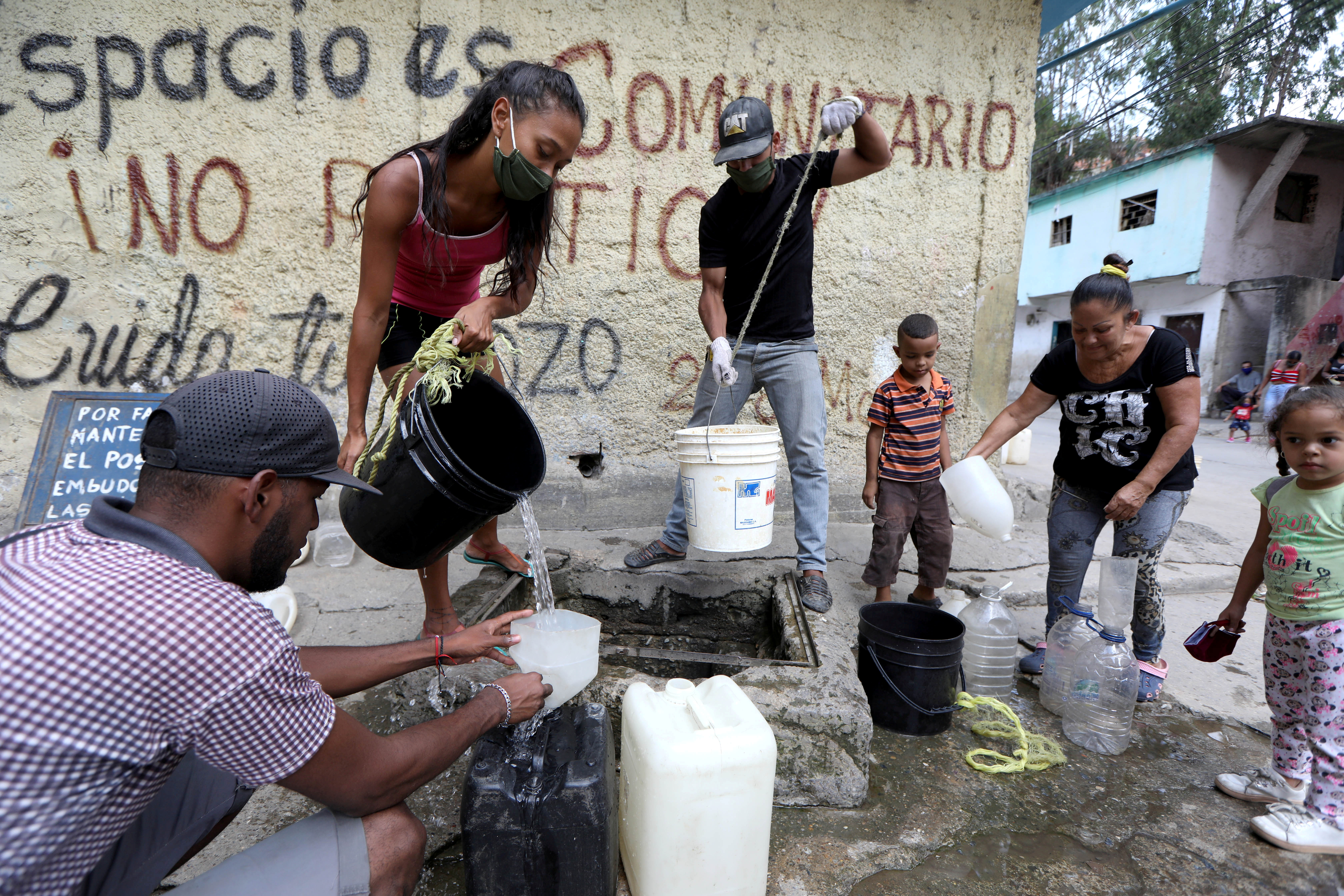Personas recogen agua en el barrio de Petare en Caracas, Venezuela (REUTERS/Manaure Quintero/Archivo)