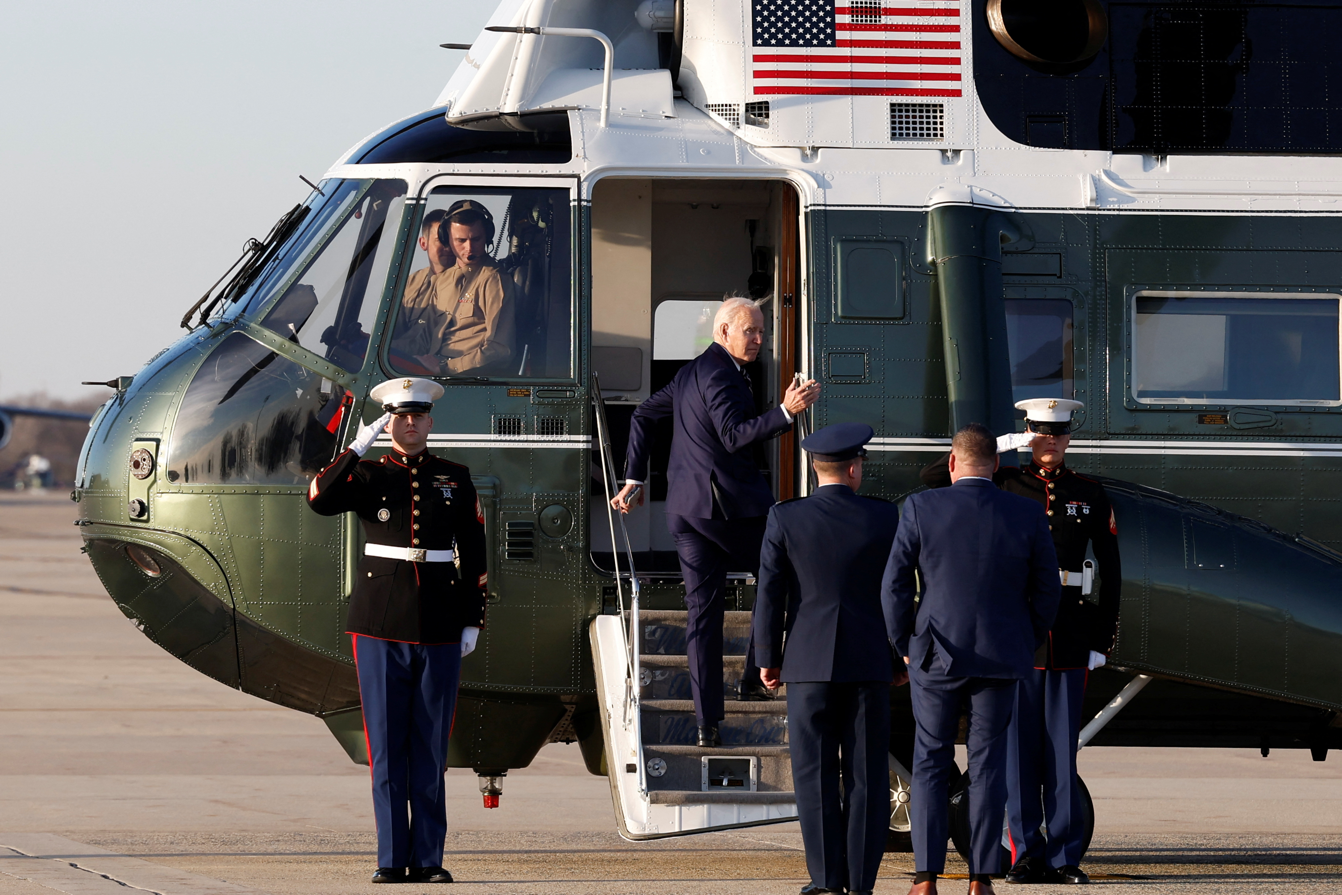 El presidente de los Estados Unidos, Joe Biden, llega a la base conjunta Andrews en Maryland, Estados Unidos, el 9 de marzo de 2023. REUTERS/Evelyn Hockstein