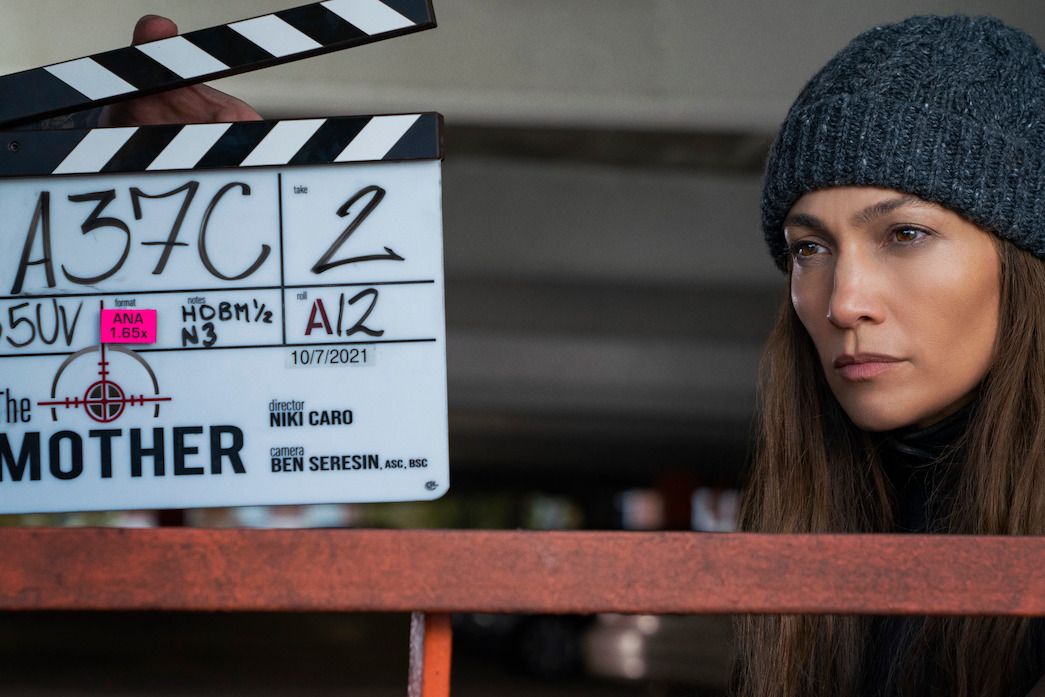 La actriz y cantante Jennifer López en las filmaciones de "The Mother". (Netflix)