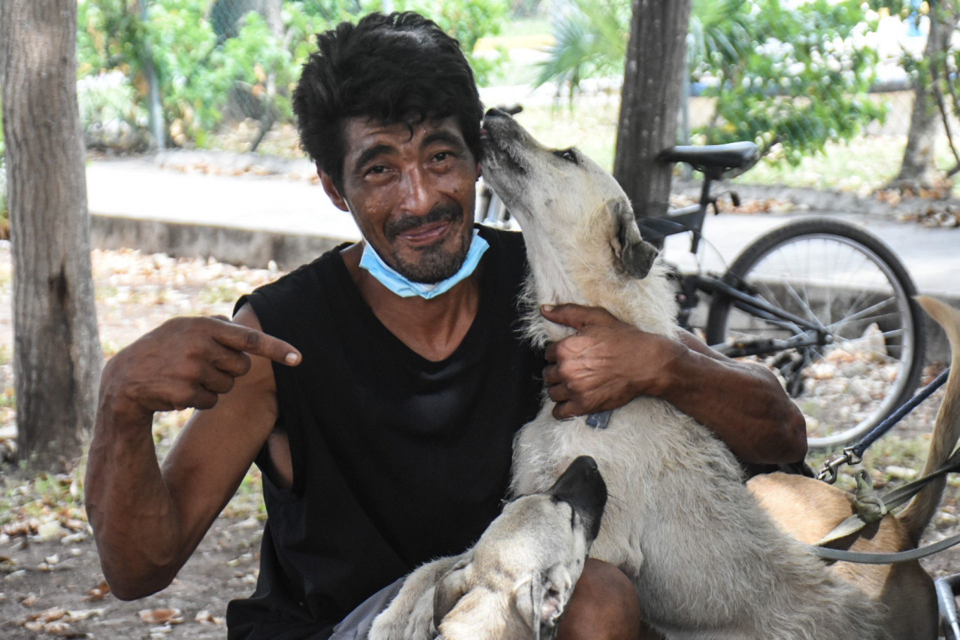 CANCÚN, QUINTANA ROO:  Edgardo Zúñiga dedica la mayor parte de su tiempo a rescatar a los perros abandonados. 
03SEP2021
FOTOS ELIZABETH RUIZ/CUARTOSCURO.COM