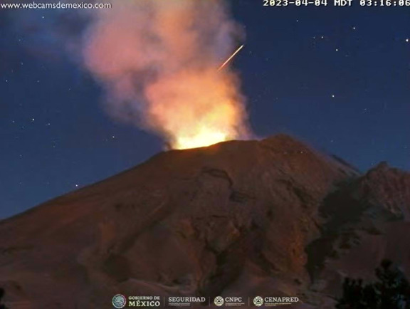 Webcams de México captured the passage of a shooting star near the Popocatépetl Volcano (photo: Webcams de México/Twitter)