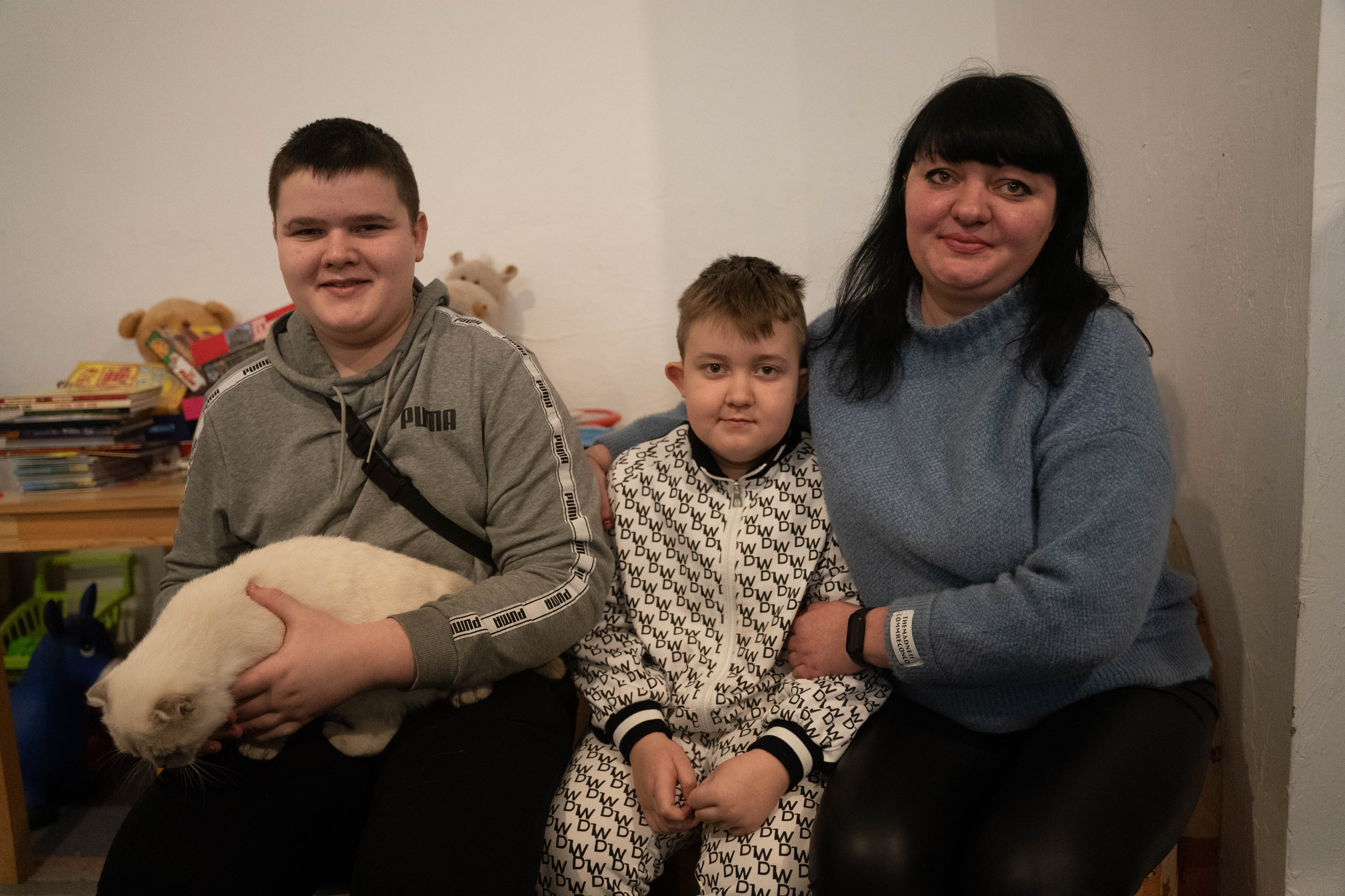 Tatyana y su familia en el refugio de Dnipro