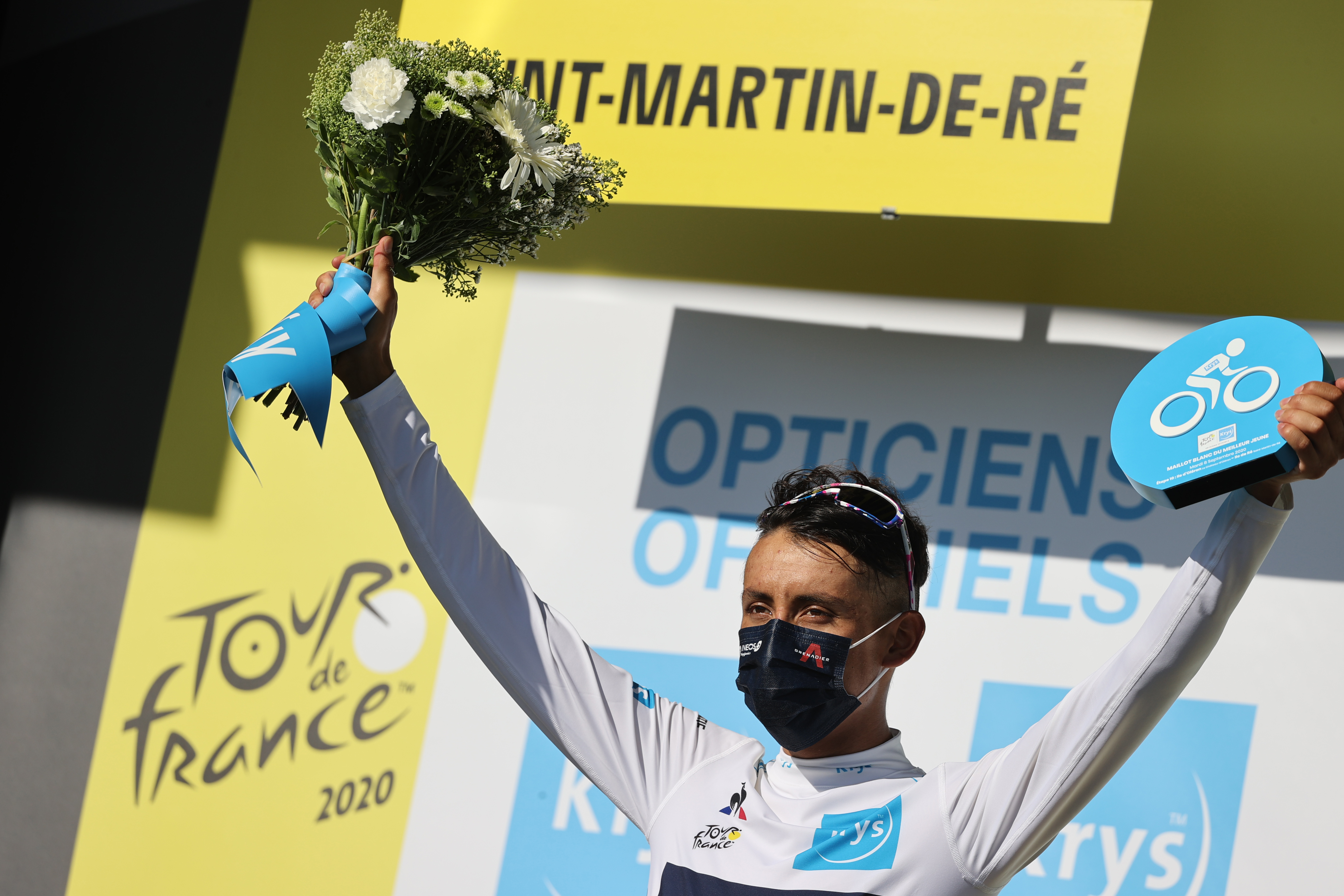 Ciclismo - Tour de Francia - etapa 10 - Ile d'Oleron a Ile de Re - Francia - 8 de septiembre de 2020. El ciclista del equipo INEOS Grenadiers Egan Bernal de Colombia, con la camiseta blanca para el mejor ciclista joven, celebra en el podio. Piscina vía REUTERS/Kenzo Tribouillard