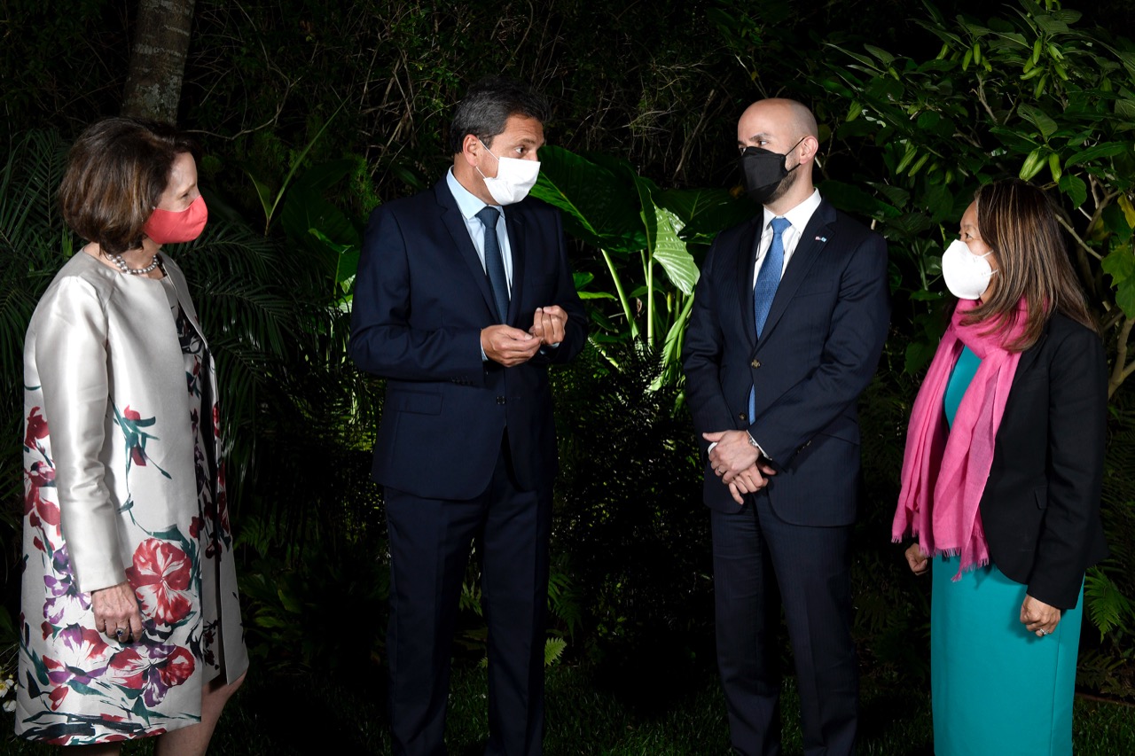 Sergio Massa y los diplomáticos Juan González, MaryKay Carlson y Julie Chung antes de compartir un asado en la casa del Presidente de Diputados