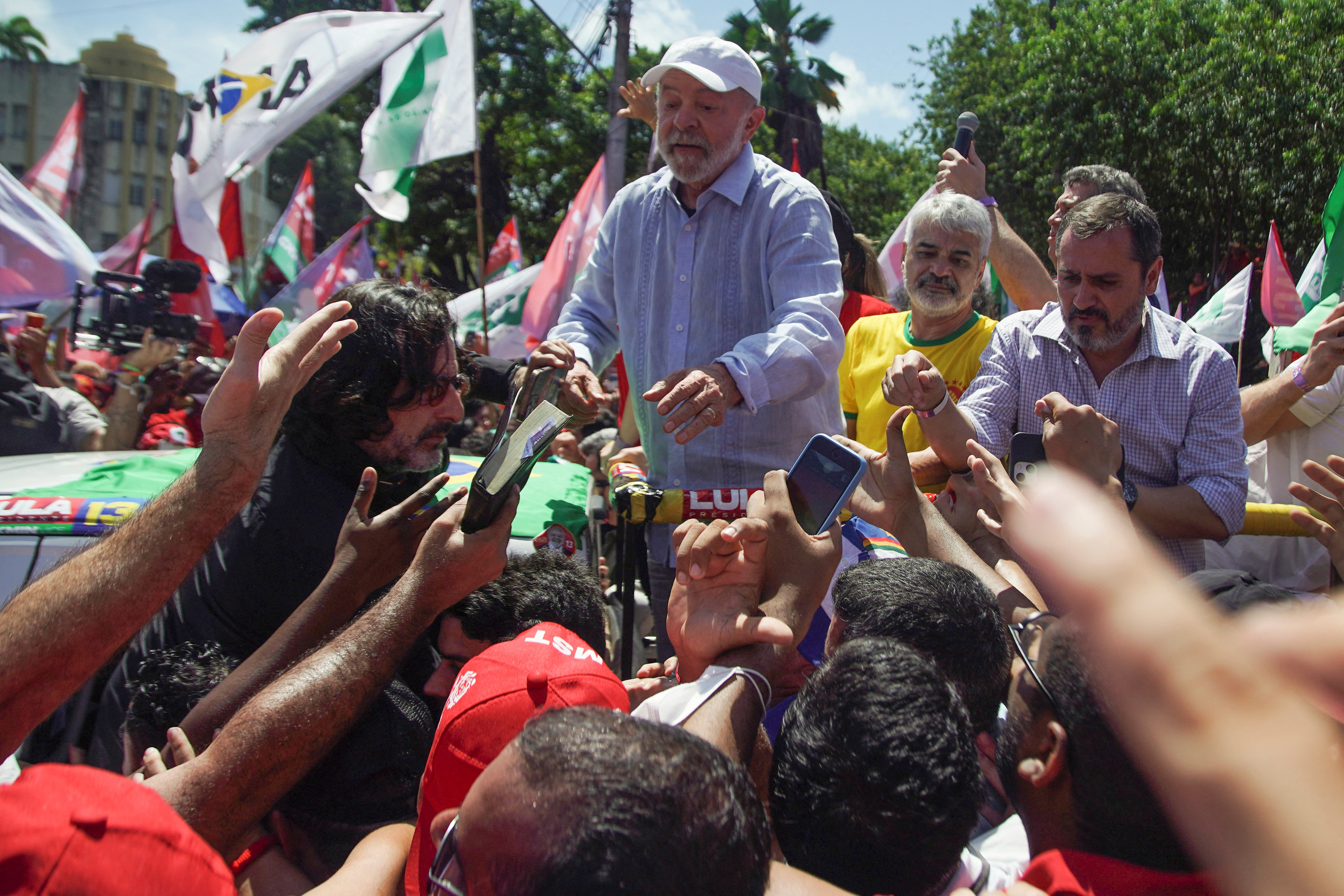 El ex presidente de Brasil y candidato presidencial Luiz Inacio Lula da Silva asiste a un acto de campaña en Recife, estado de Pernambuco, Brasil 14 de octubre de 2022 (REUTERS)