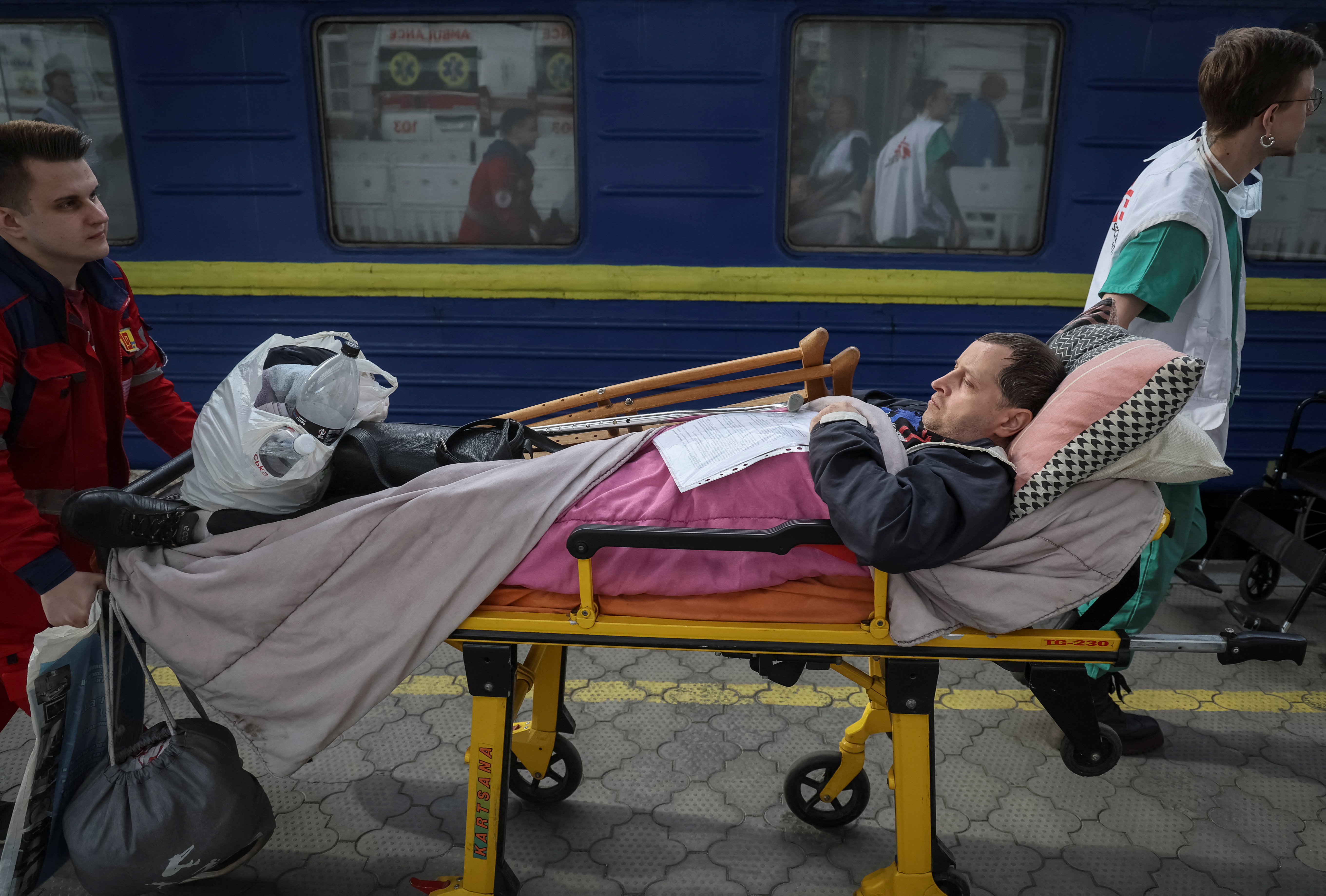 Trabajadores sanitarios atienen a un paciente  (REUTERS/Gleb Garanich)