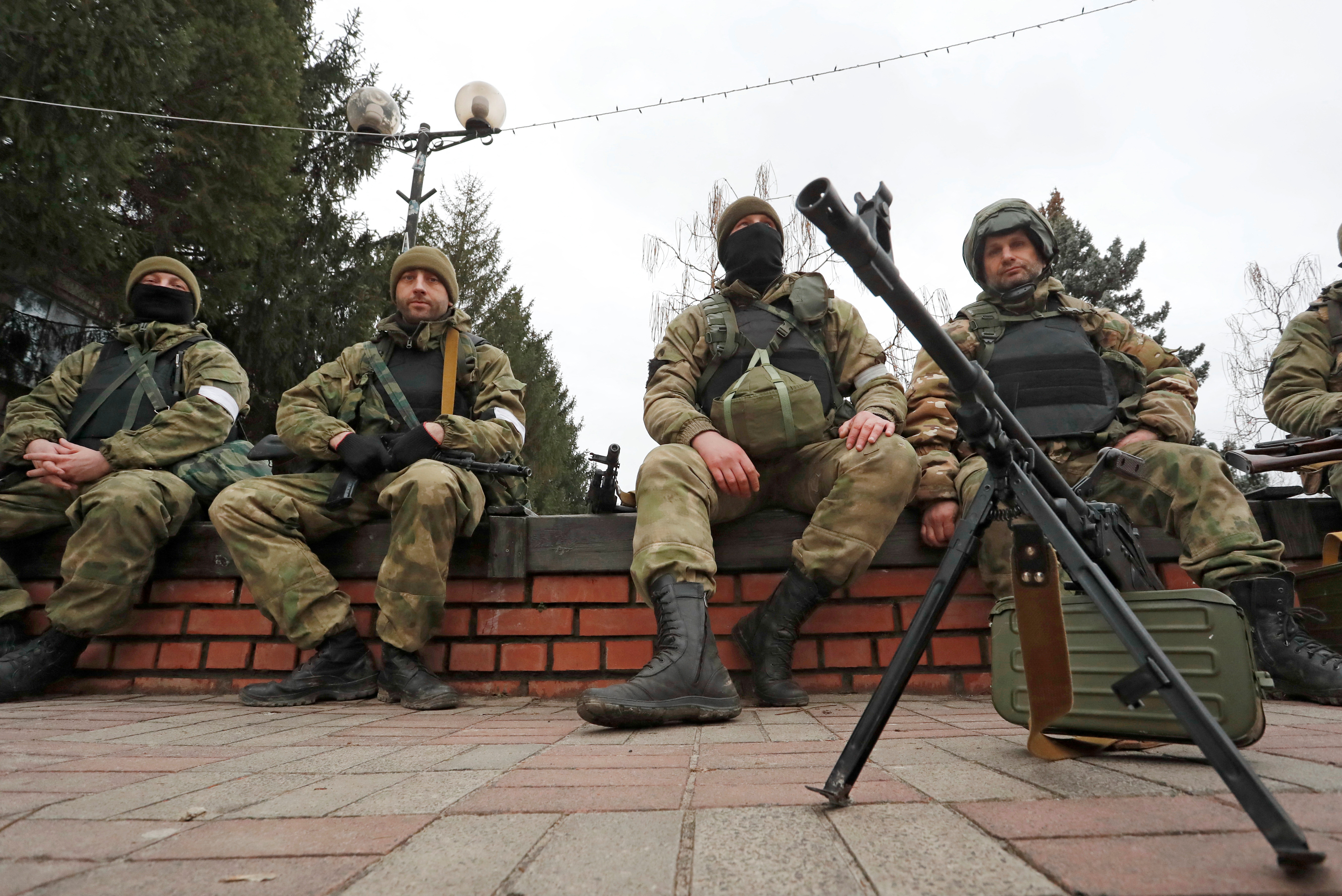 Milicianos de las milicias prorrusas son vistos fuera de la sede de la defensa territorial en Stanytsia Luhanska en la región de Luhansk, Ucrania 27 de febrero de 2022. REUTERS