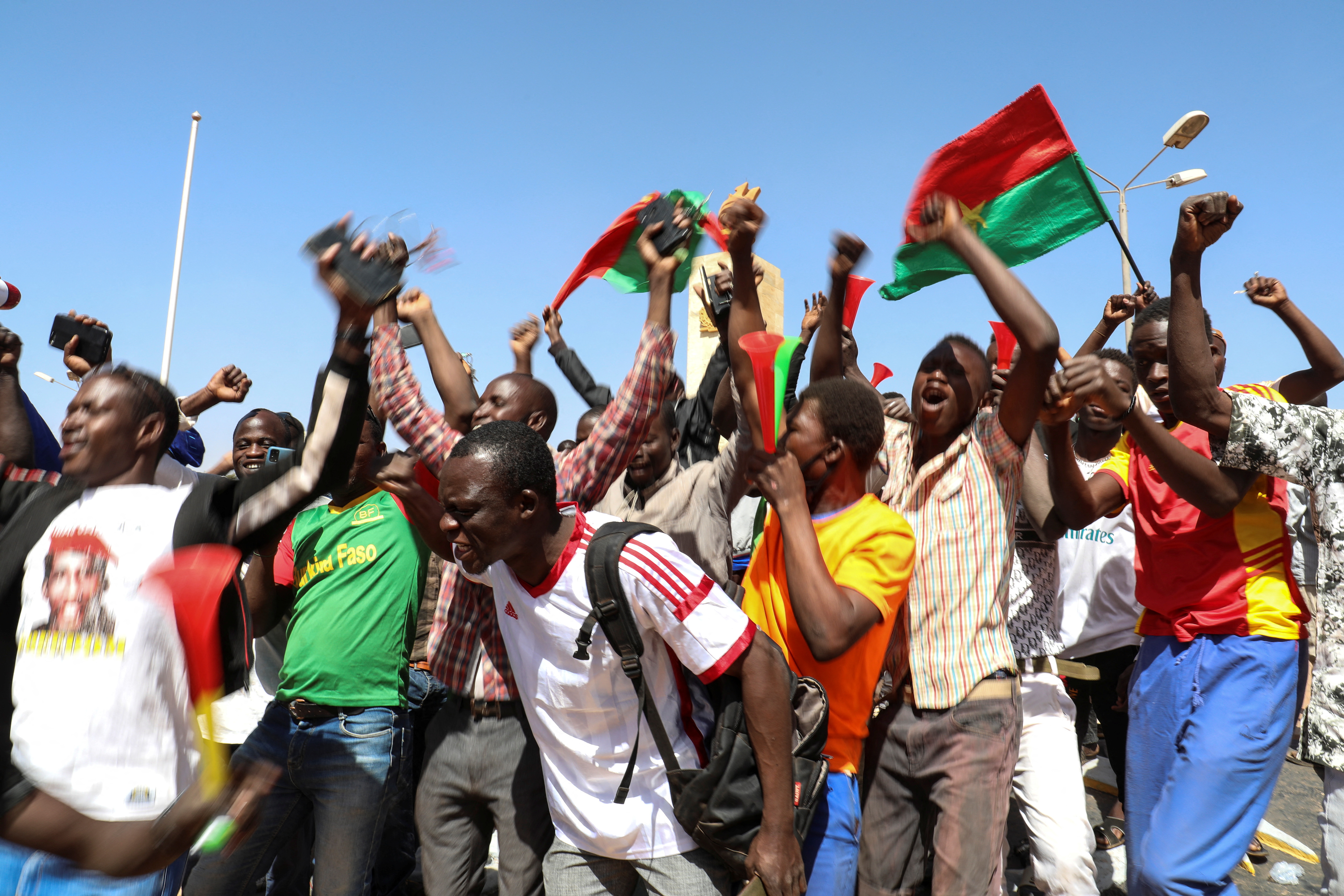 La gente se reúne en apoyo de un golpe que derrocó al presidente Roch Kabore, disolvió el gobierno, suspendió la constitución y cerró las fronteras en Burkina Faso, Uagadugú, el 25 de enero de 2022. REUTERS/ Vincent Bado