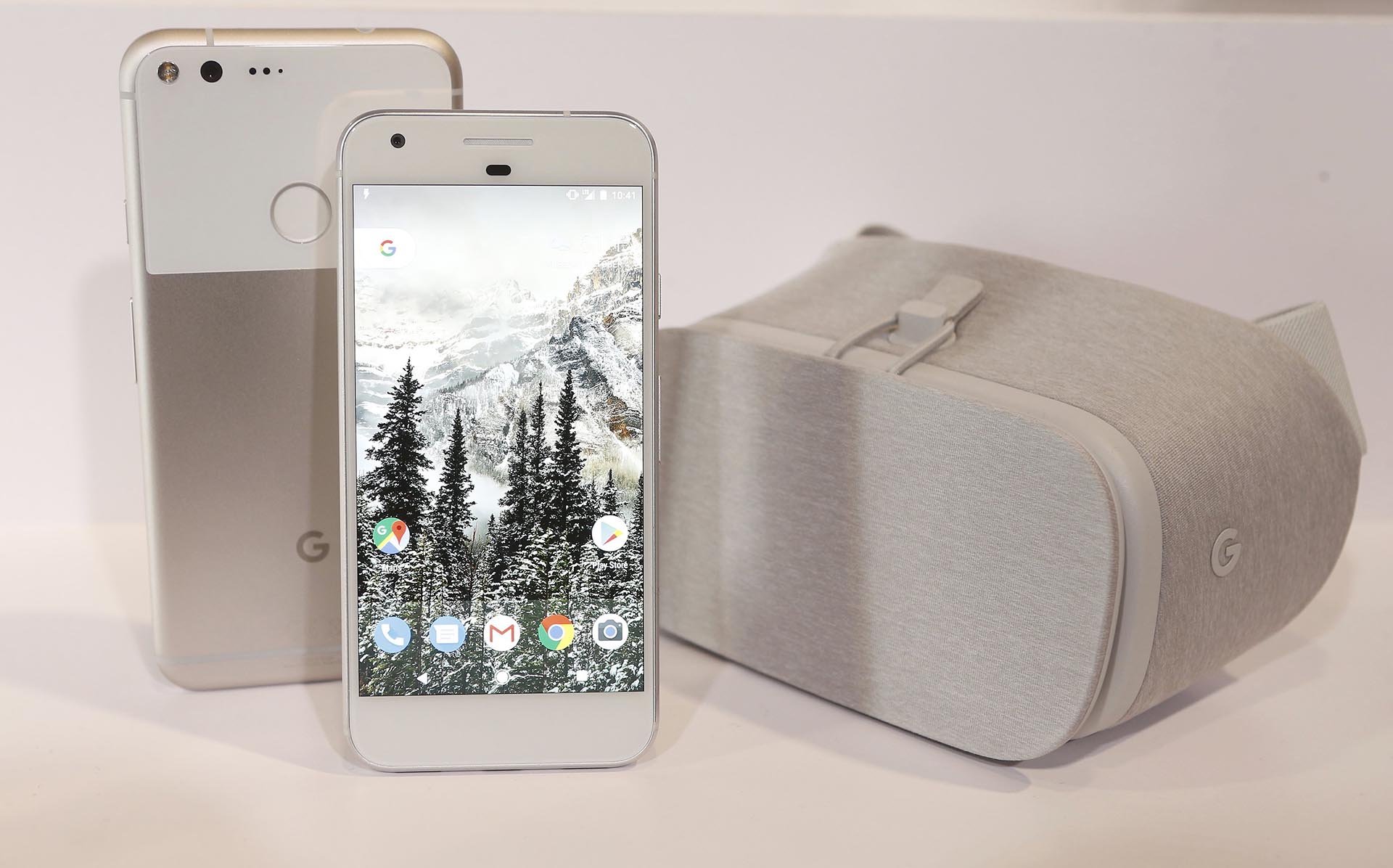 Google Pixel y audífonos Google Glass (Foto: REUTERS/Beck Diefenbach)
