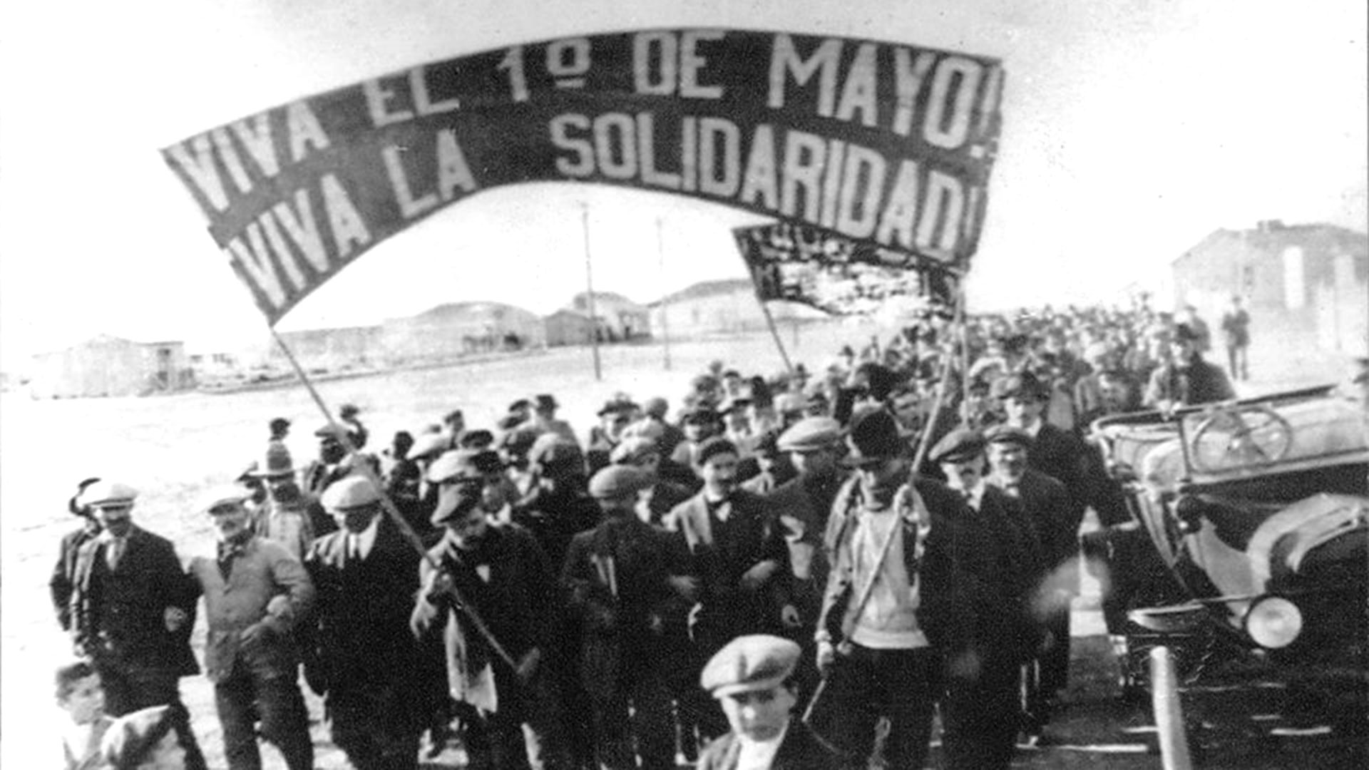 Marcha de peones rurales en Puerto Santa Cruz, 1921