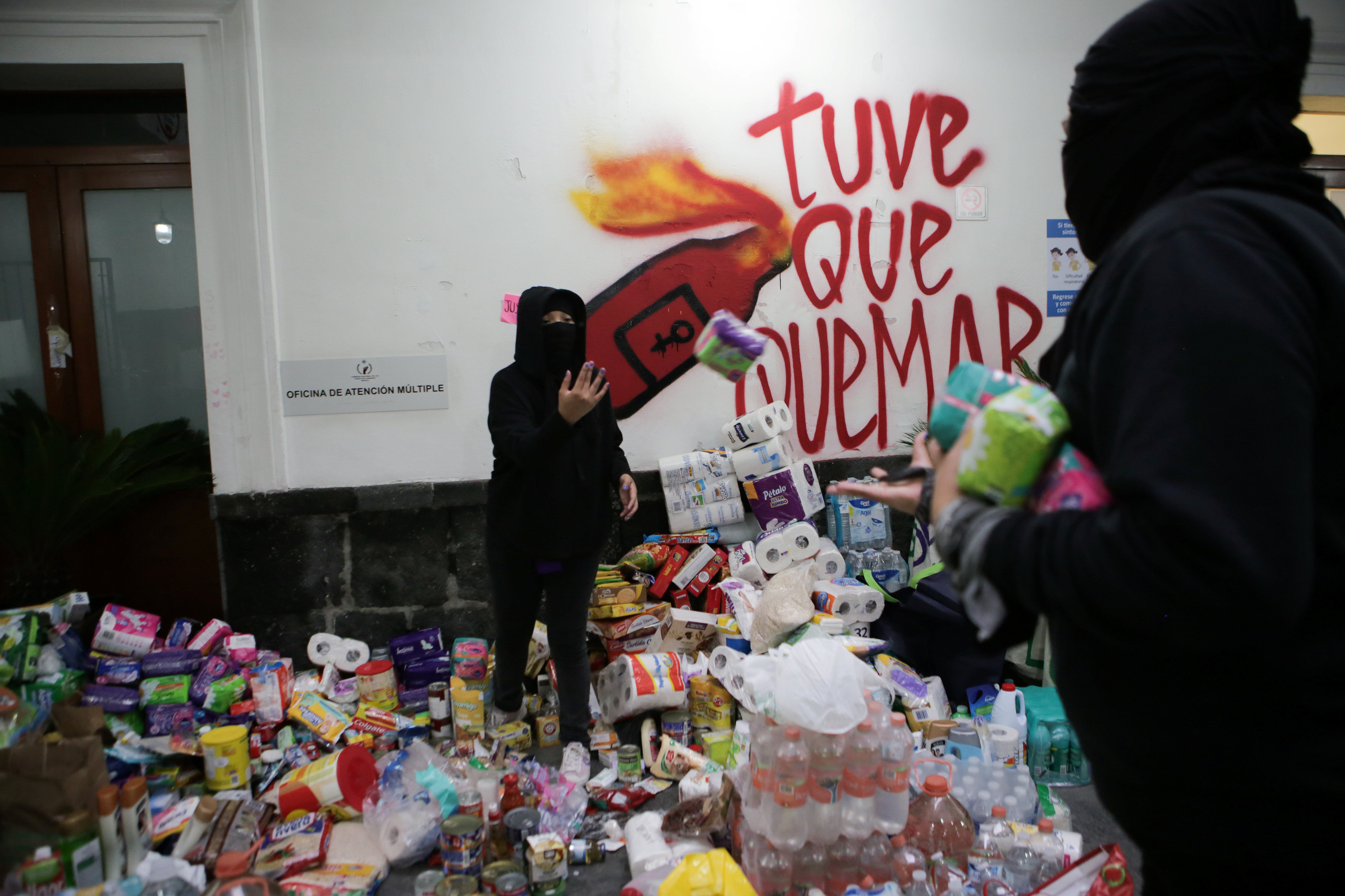 Miembros de un colectivo feminista organizan bienes donados mientras se apoderan de las instalaciones del edificio de la Comisión Nacional de Derechos Humanos, en apoyo a las víctimas de violencia de género, en la Ciudad de México, México, 10 de septiembre de 2020. Fotografía tomada el 10 de septiembre de 2020.