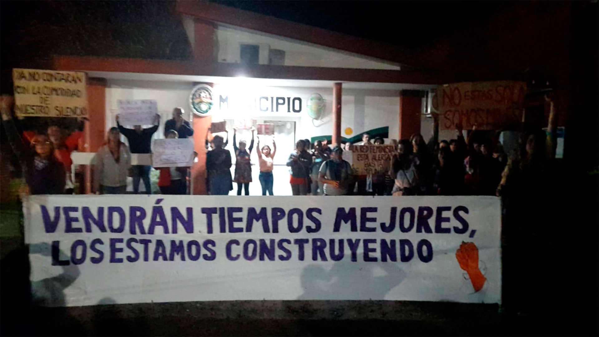 Movilización del pueblo de Gilbert hasta la sede de la Municipalidad para exigir la renuncia del intendente Ángel Fabián Constantino. 