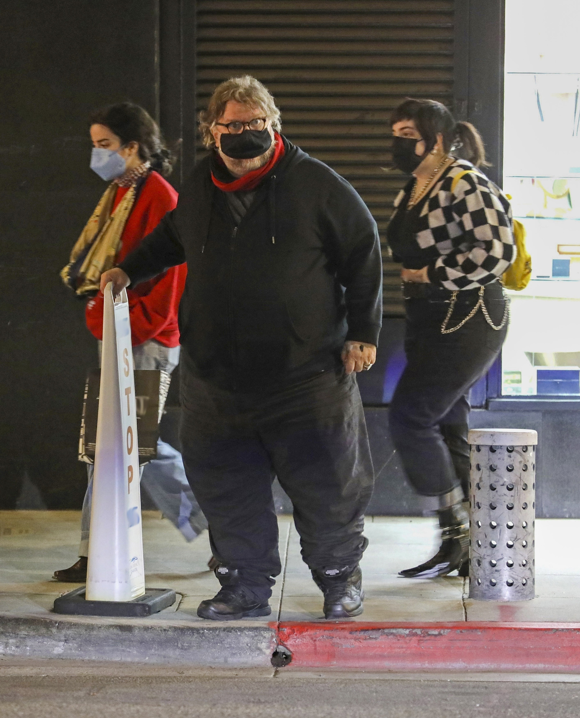 En Los Ángeles, el director de cine Guillermo del Toro realiza algunas compras navideñas de último momento