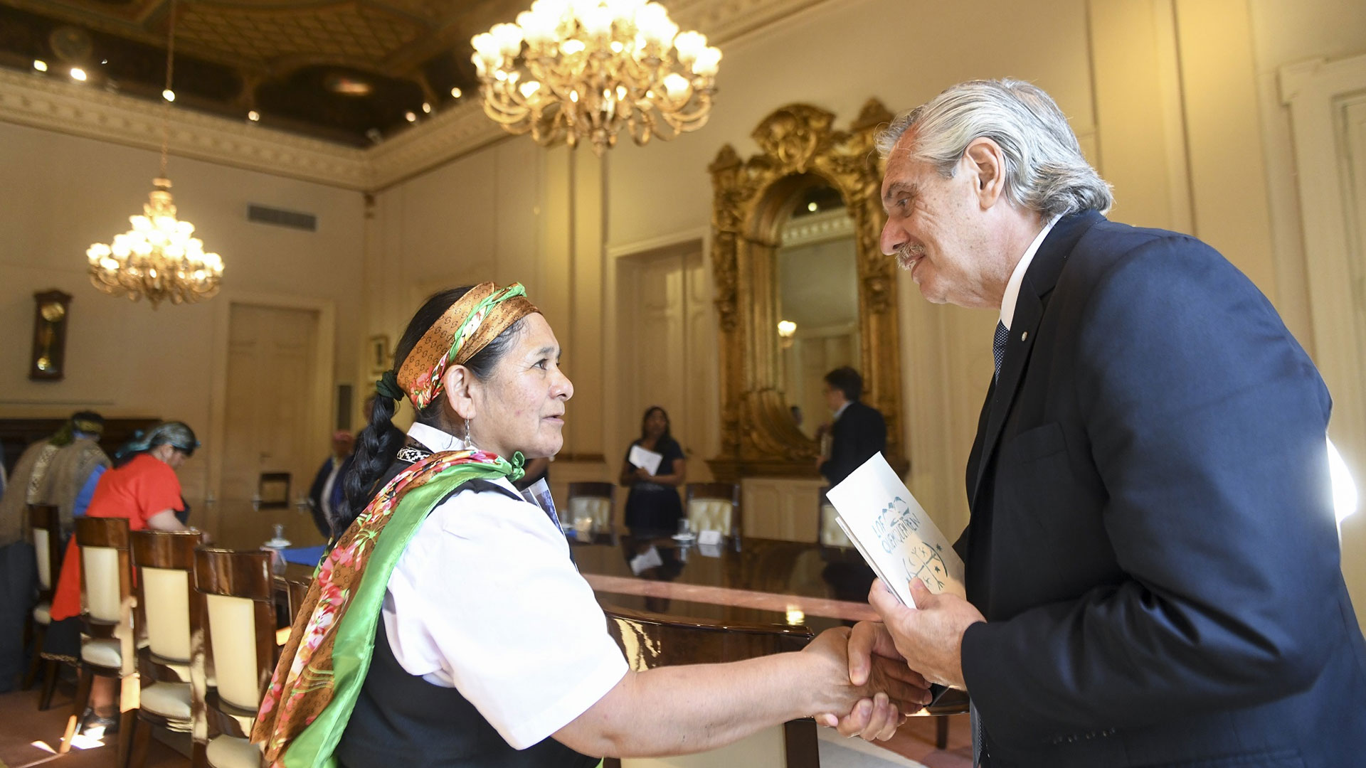 Alberto Fernández recibió a integrantes de comunidades mapuches en la Casa Rosada 