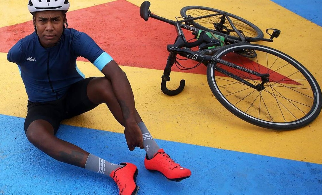 Ciclista paralímpico colombiano lleva dos años tratando de que le amputen el brazo derecho: “Sería algo llamado final feliz”