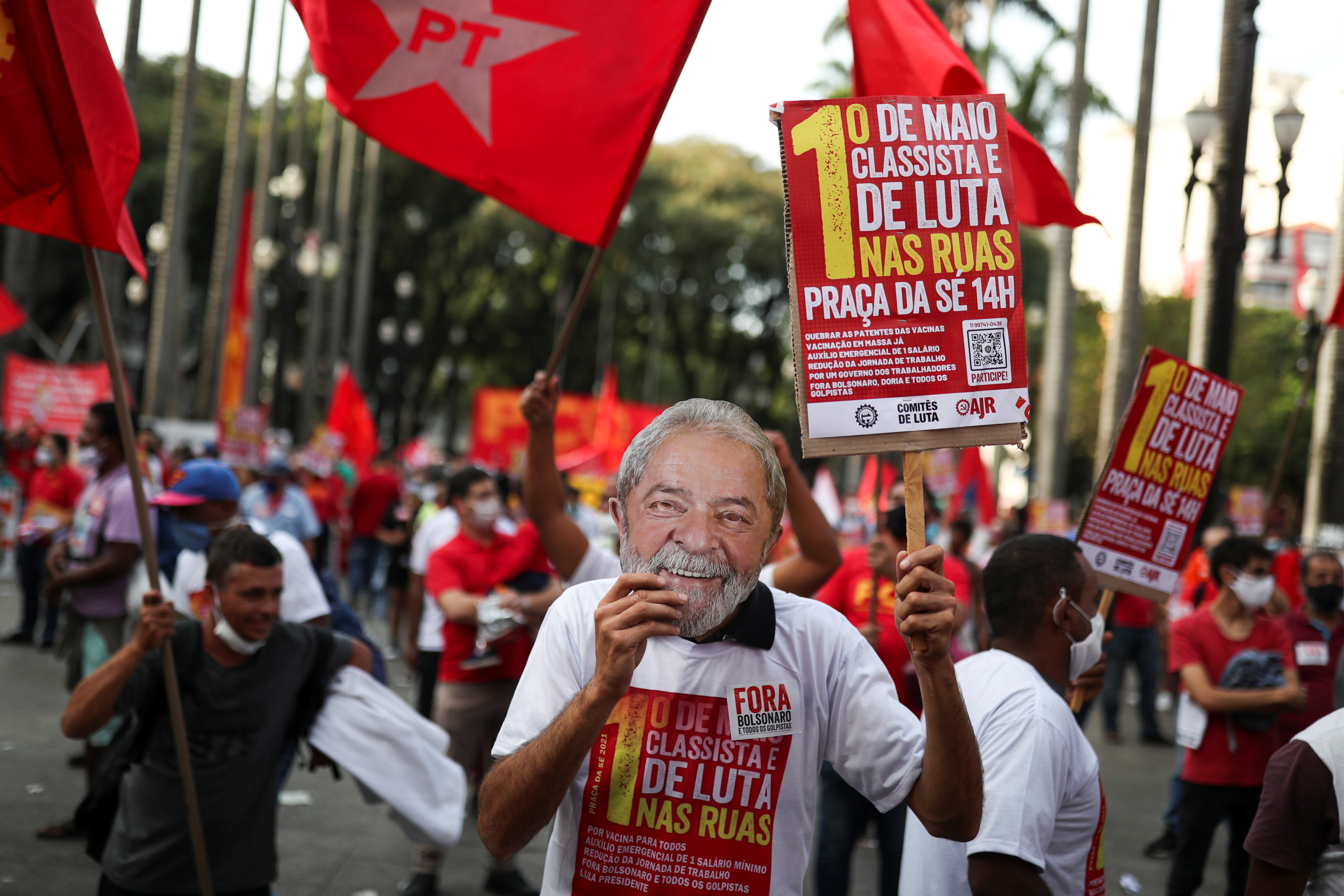 Un hombre sostiene una careta de Luiz Inacio Lula da Silva, la principal figura del PT y potencial contrincante de Bolsonaro en los próximos comicios. REUTERS/Amanda Perobelli