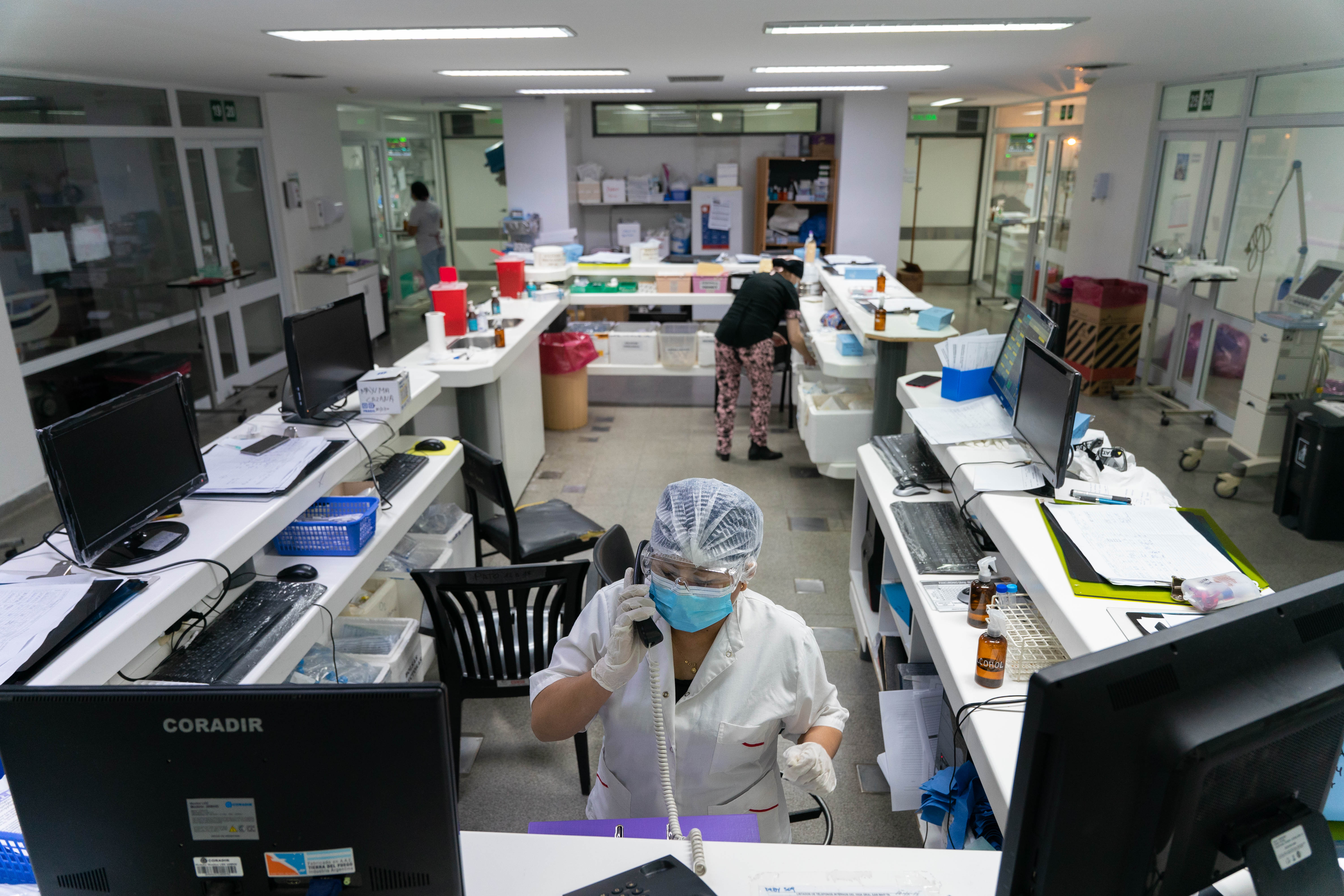 La consola central de la UTI Covid tiene un monitor que concentra la información de los monitores de cada paciente. En el centro de la sala están todos los instrumentos que las enfermeras y médicos van requiriendo en cada maniobra.