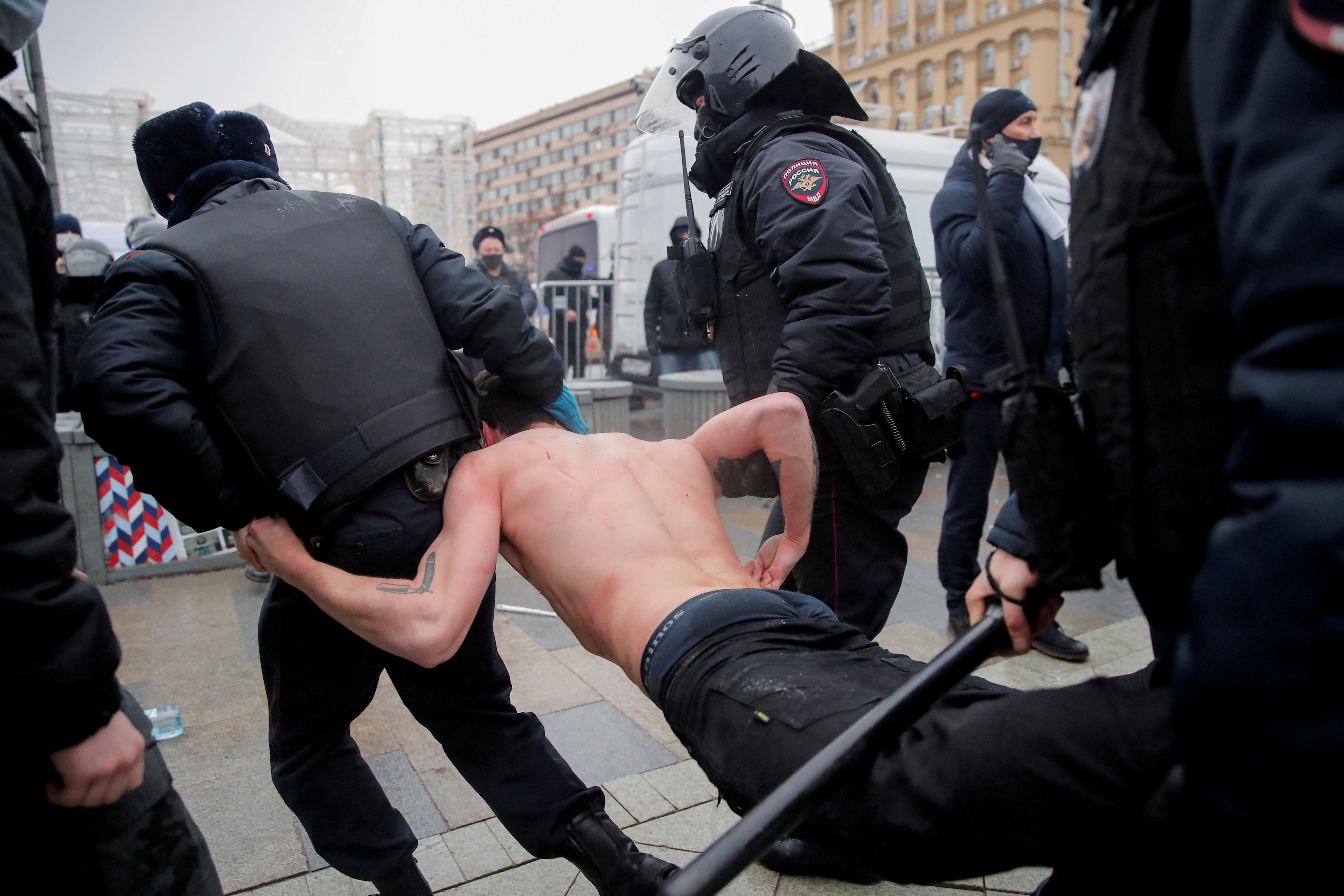 Las fuerzas rusas agreden a un simpatizante de Navalny
