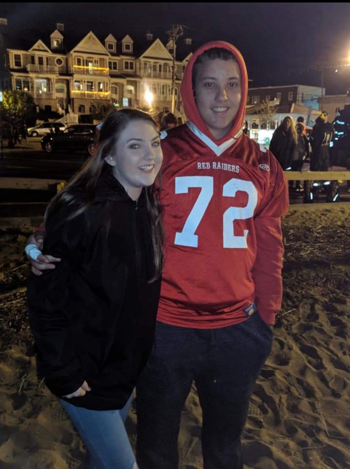 Ty Sauer, a la derecha, de Union Beach, Nueva Jersey, con su amiga Emily Francis en una hoguera escolar en otoño de 2018 (Familia Sauer)