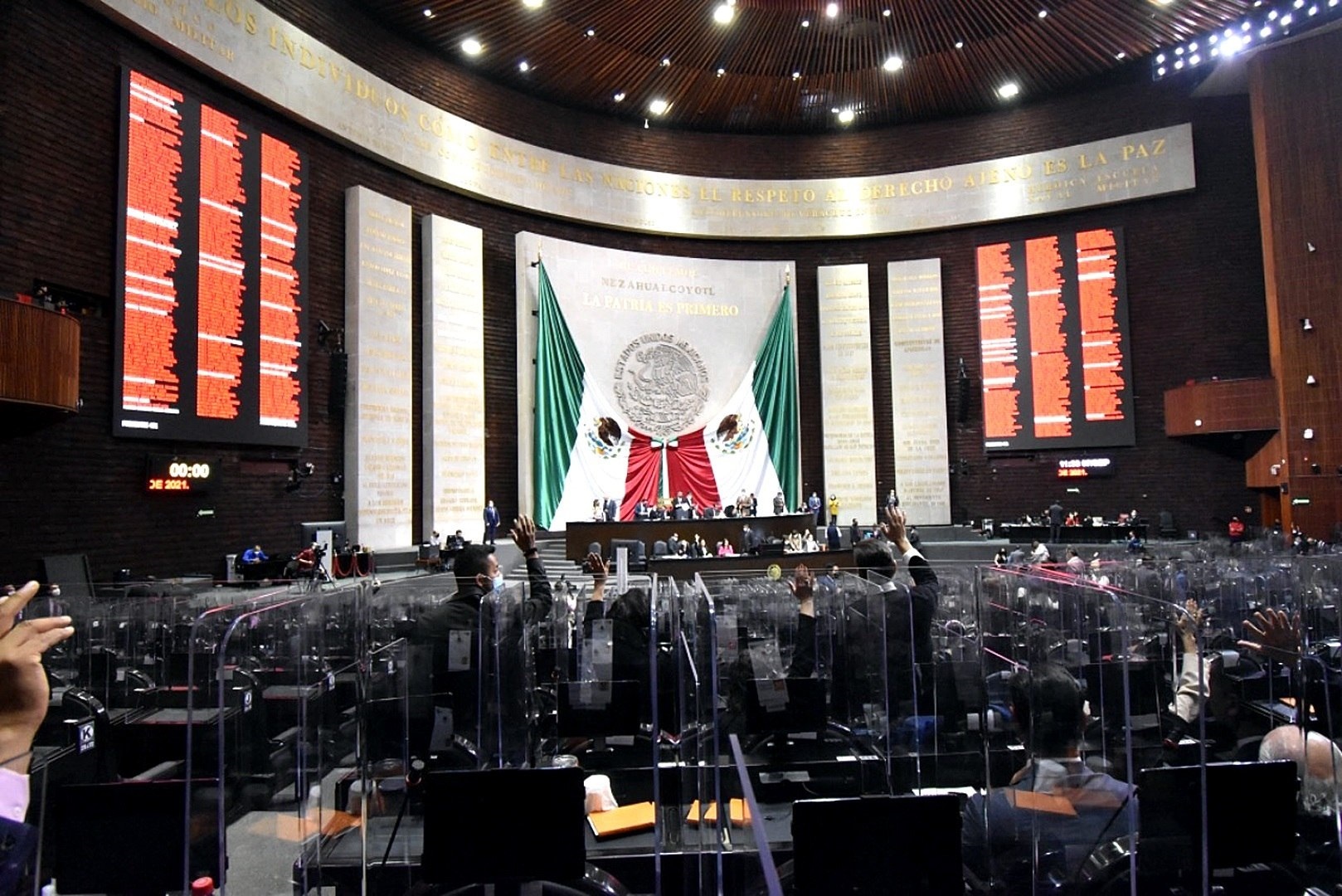 Fotografía cedida este mates por la Cámara de Diputados de México, en la que se registró el desarrollo de una sesión ordinaria de trabajo, en Ciudad de México (México). El Parlamento aprobó la Ley Federal de Revocación de Mandato, para llevar a cabo una consulta a la ciudadanía sobre la continuidad del presidente. EFE/Cámara de Diputados
