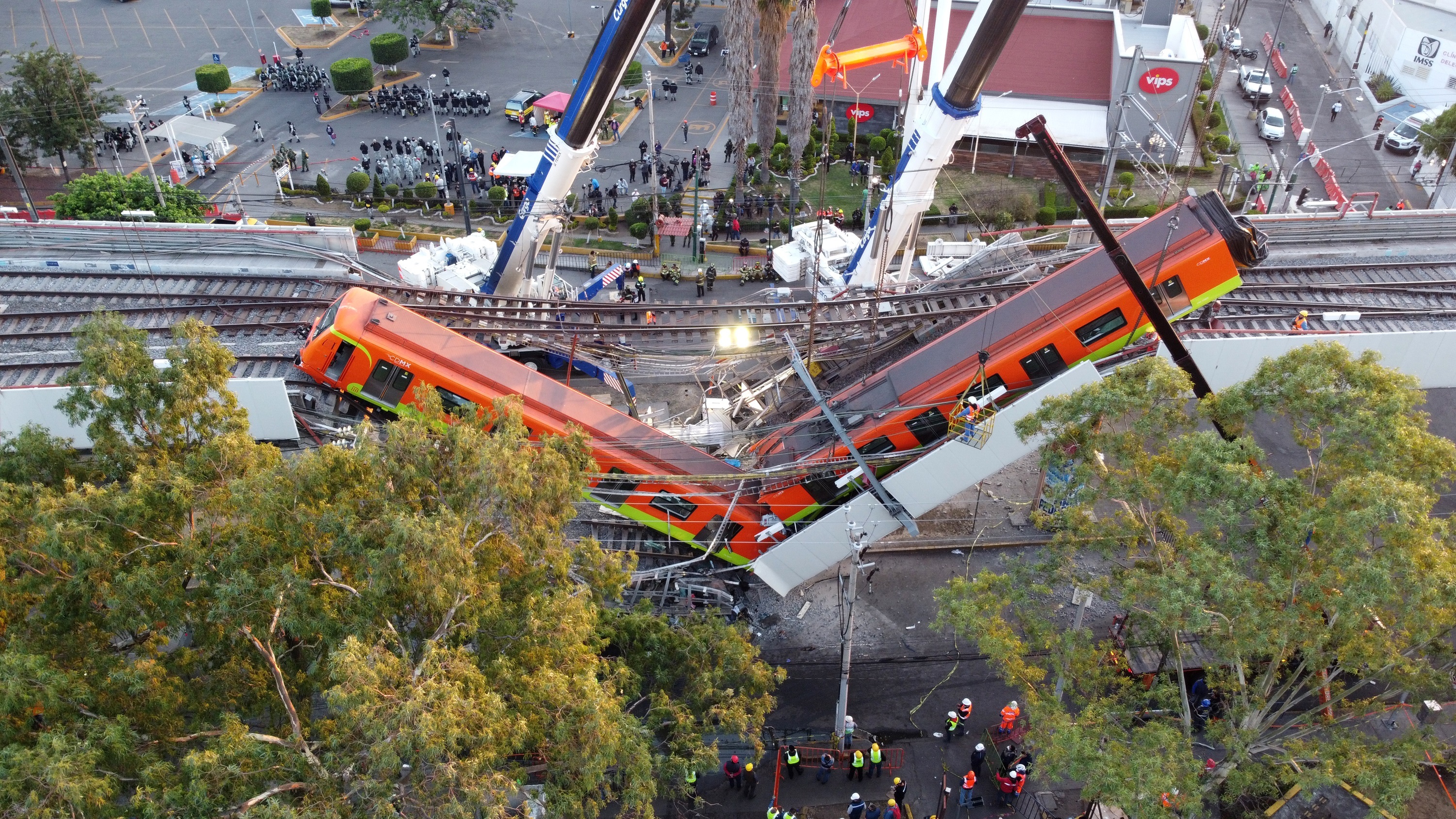 Fotografía de archivo tomada con un dron, que muestra el colapso de los vagones del metro de la Línea 12, el pasado 4 de mayo de 2021 en la Ciudad de México (México). EFE/Sáshenka Gutiérrez
