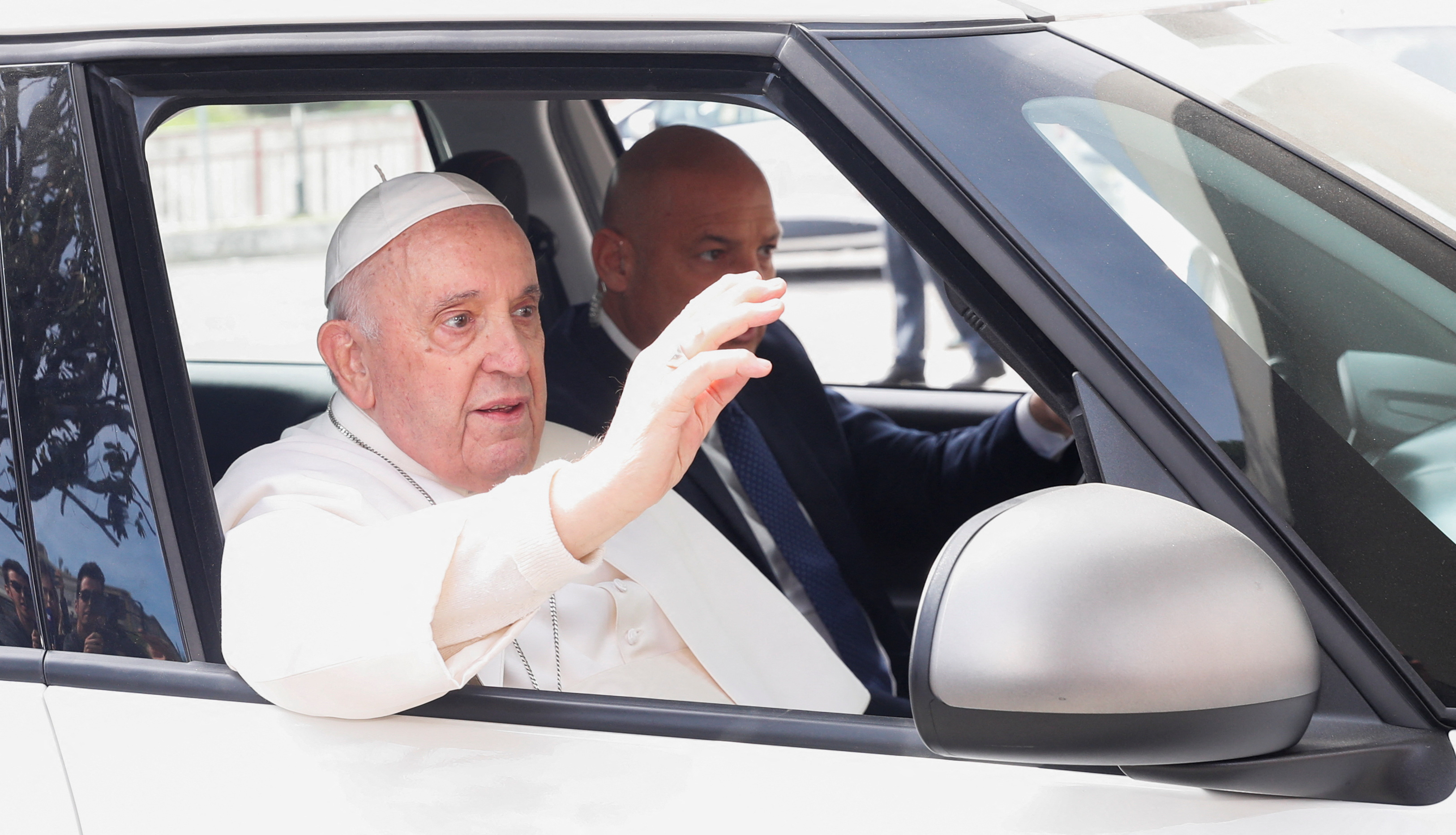 El papa Francisco fue dado de alta luego de tres noches hospitalizado por bronquitis: “Todavía estoy vivo”