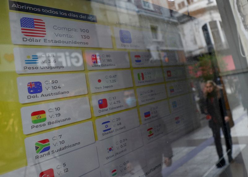 Las casas de cambio y bancos podrán recibir divisas de turistas extranjeros y deberán pagarles precio del dólar MEP. REUTERS/Agustin Marcarian