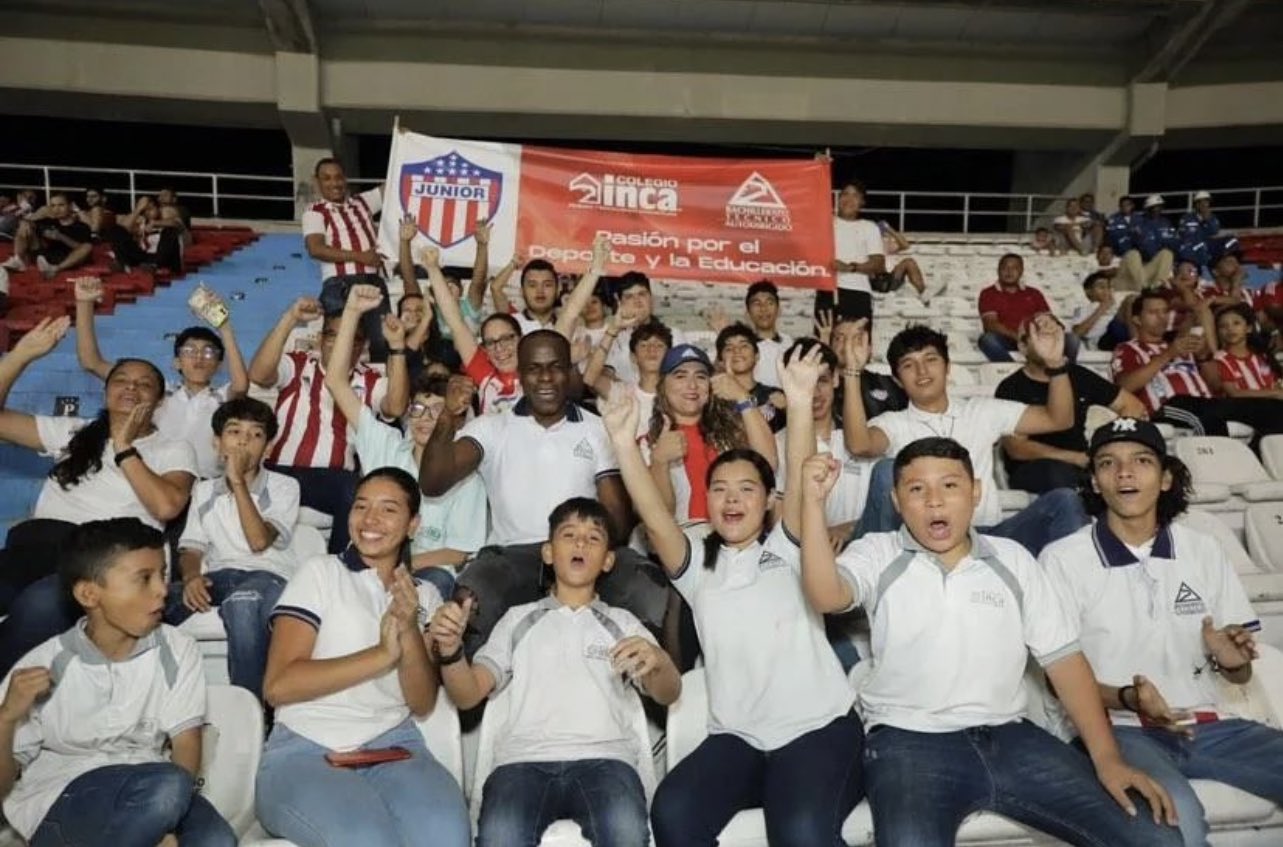 Estrella del Junior Carmelo Valencia volvió al estadio con los adolescentes con los que estudia en el colegio