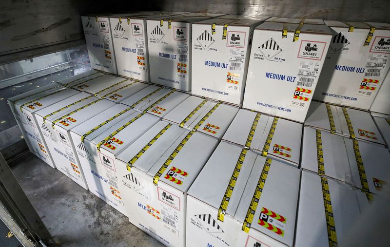 Imagen de archivo. Cajas que contienen la vacuna COVID-19 de Pfizer son descargadas de contenedores de transporte aéreo en UPS Worldport, en Louisville, Kentucky, Estados Unidos. 13 de diciembre de 2020. Michael Clevenger / REUTERS/ Pool