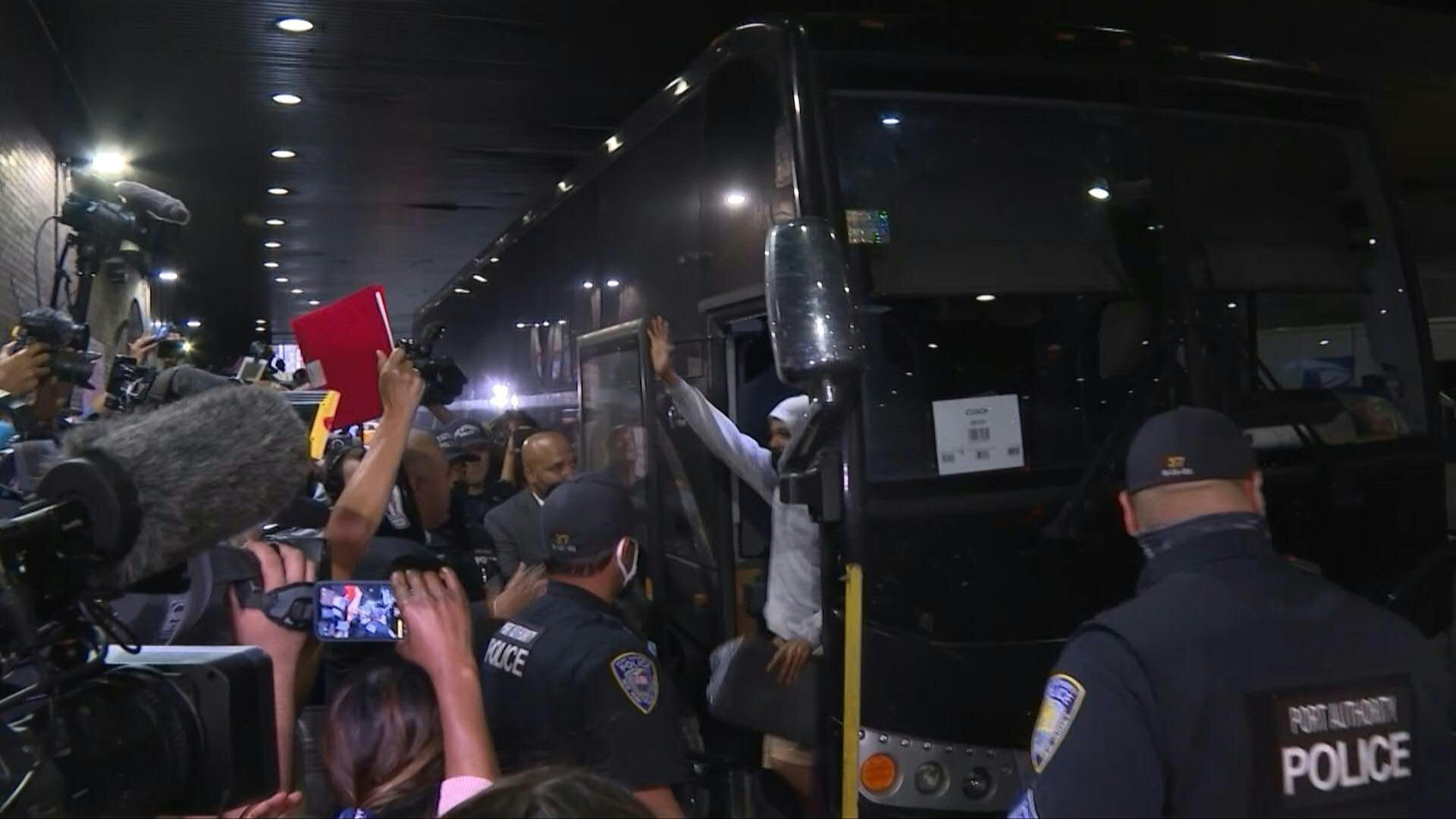 Un centenar de migrantes latinoamericanos, la mayoría venezolanos, llegaron el año pasado a Nueva York en autobuses fletados por el gobierno republicano del estado de Texas (AFP/Archivo)