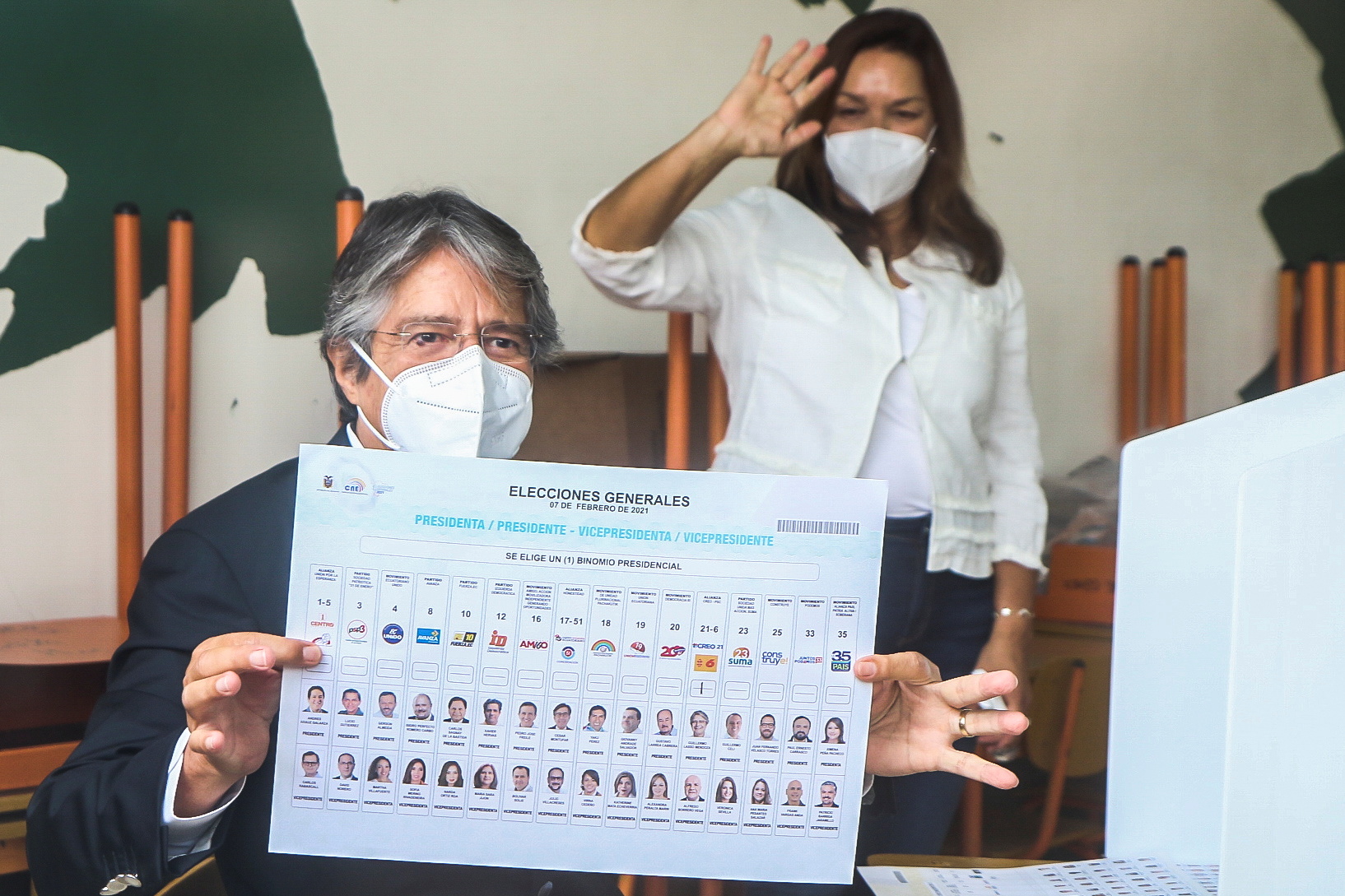Guillermo Lasso votó en el norte de Guayaquil (Wladimir Torres/Press Office Guillermo Lasso/Handout via REUTERS)