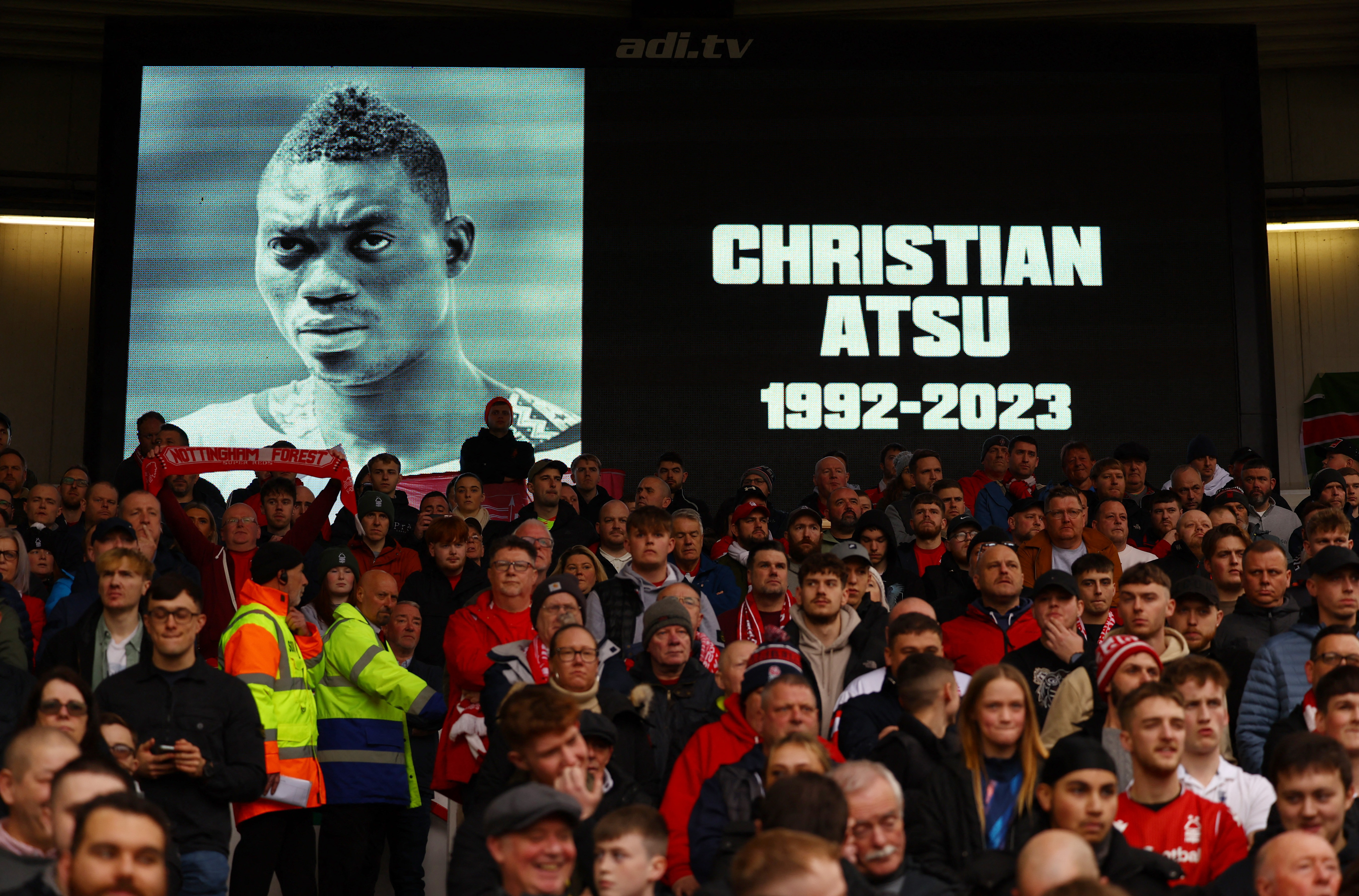 Uno de los tantos homenajes en el fútbol para Christian Atsu, el delantero ghanés que perdió la vida durante el terremoto que azotó a Turquía y Siria (REUTERS)