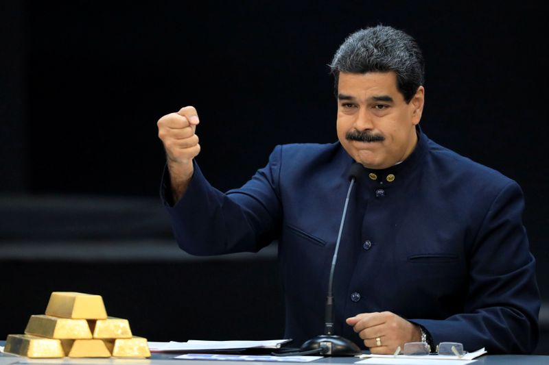 Nicolás Maduro con lingotes de oro (REUTERS/Marco Bello)