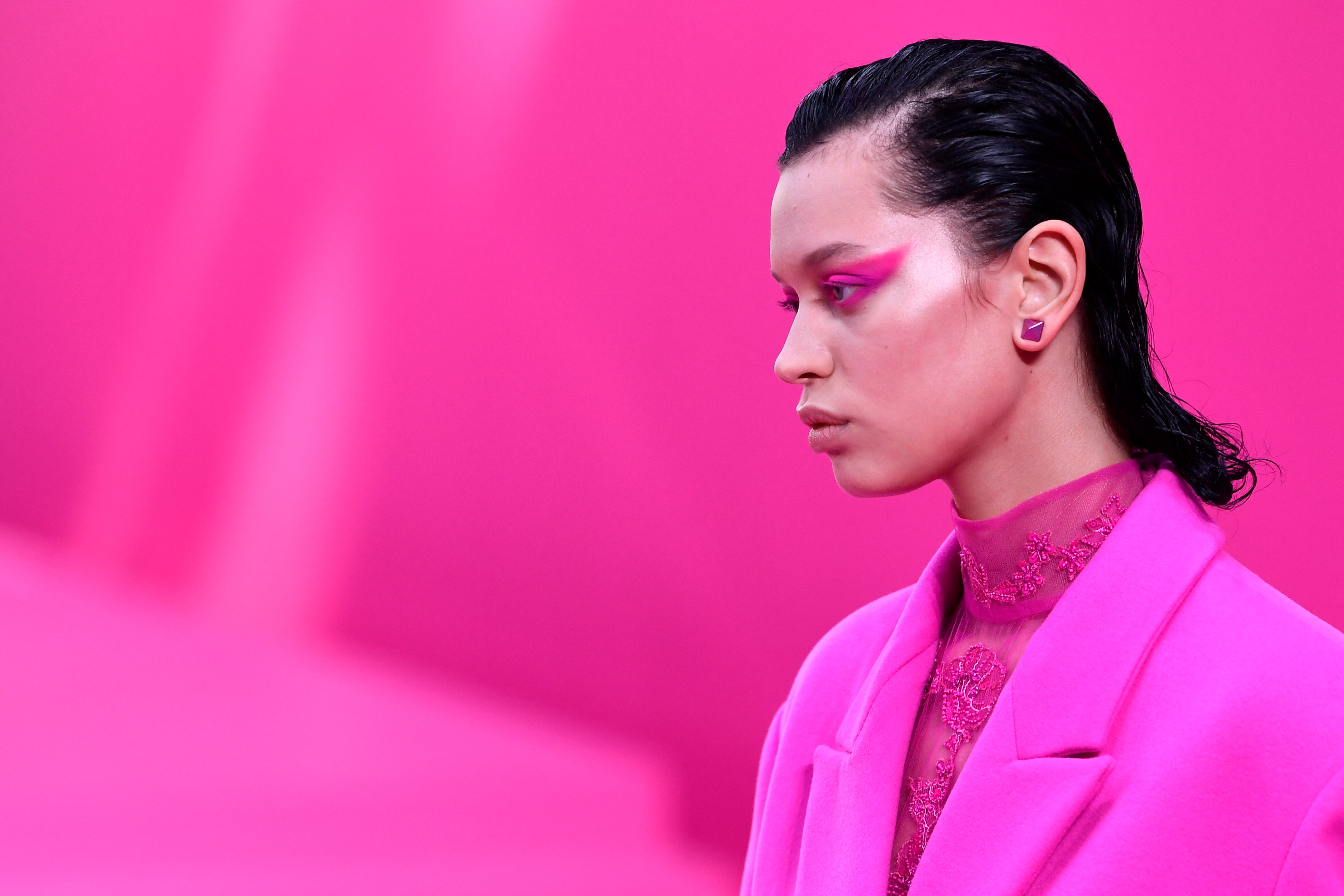 Pierpaolo Piccioli montó un gran espectáculo casi "total pink" para el show de Valentino Otoño/Invierno 2022 en Paris Fashion Week (REUTERS)