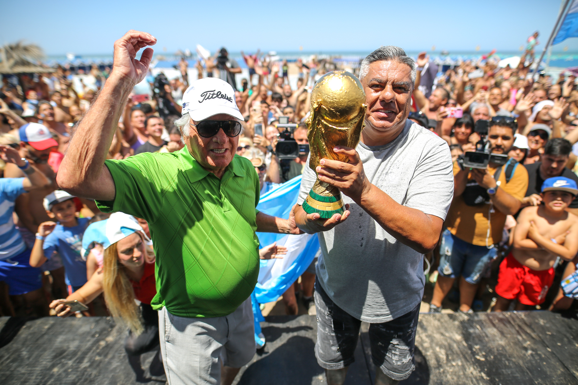 Luis Barrionuevo y Chiqui Tapia con la Copa del Mundo de espalda a los clientes del balneario 14 de Punta Mogotes