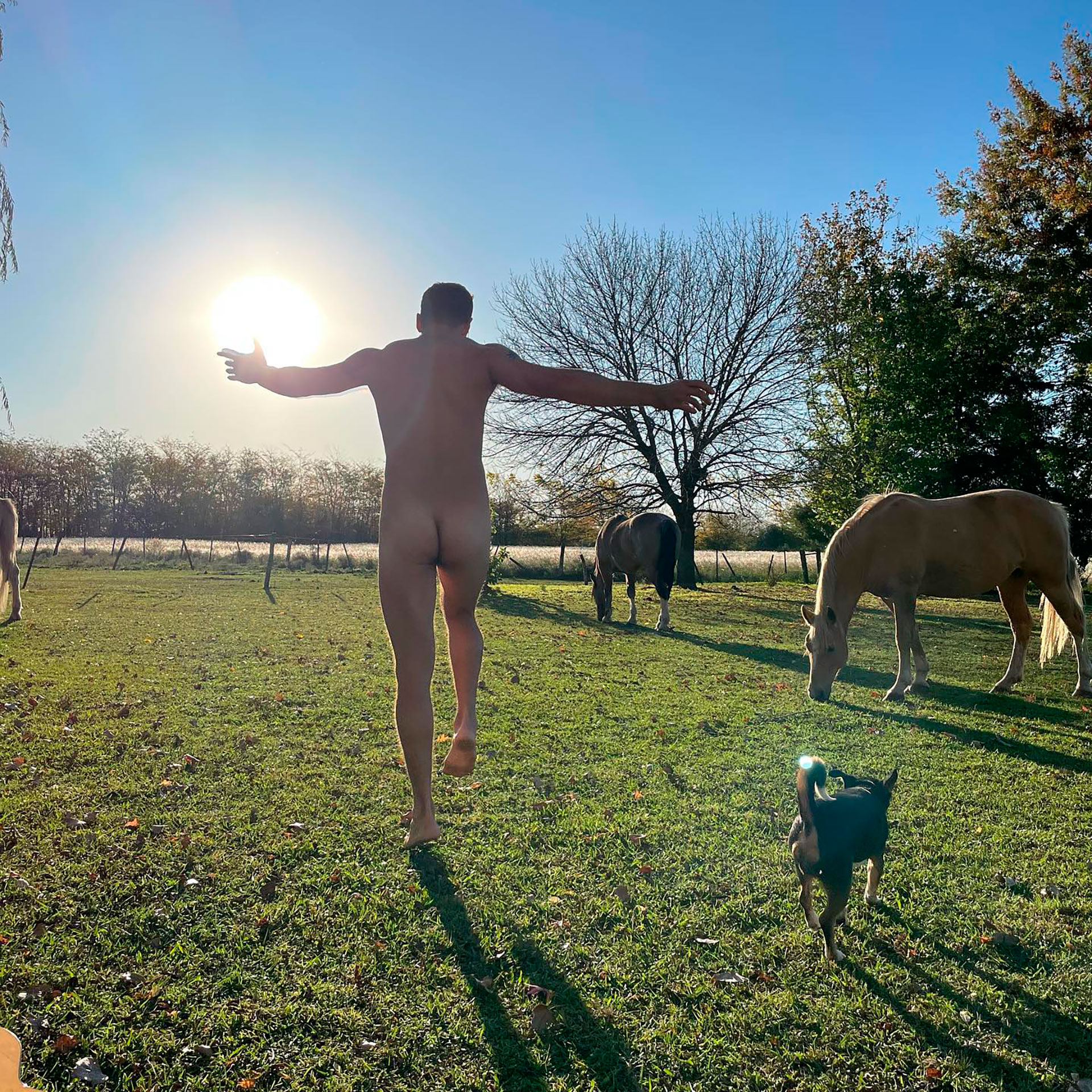 Esteban Lamothe festejó su cumpleaños desnudo (Instagram)