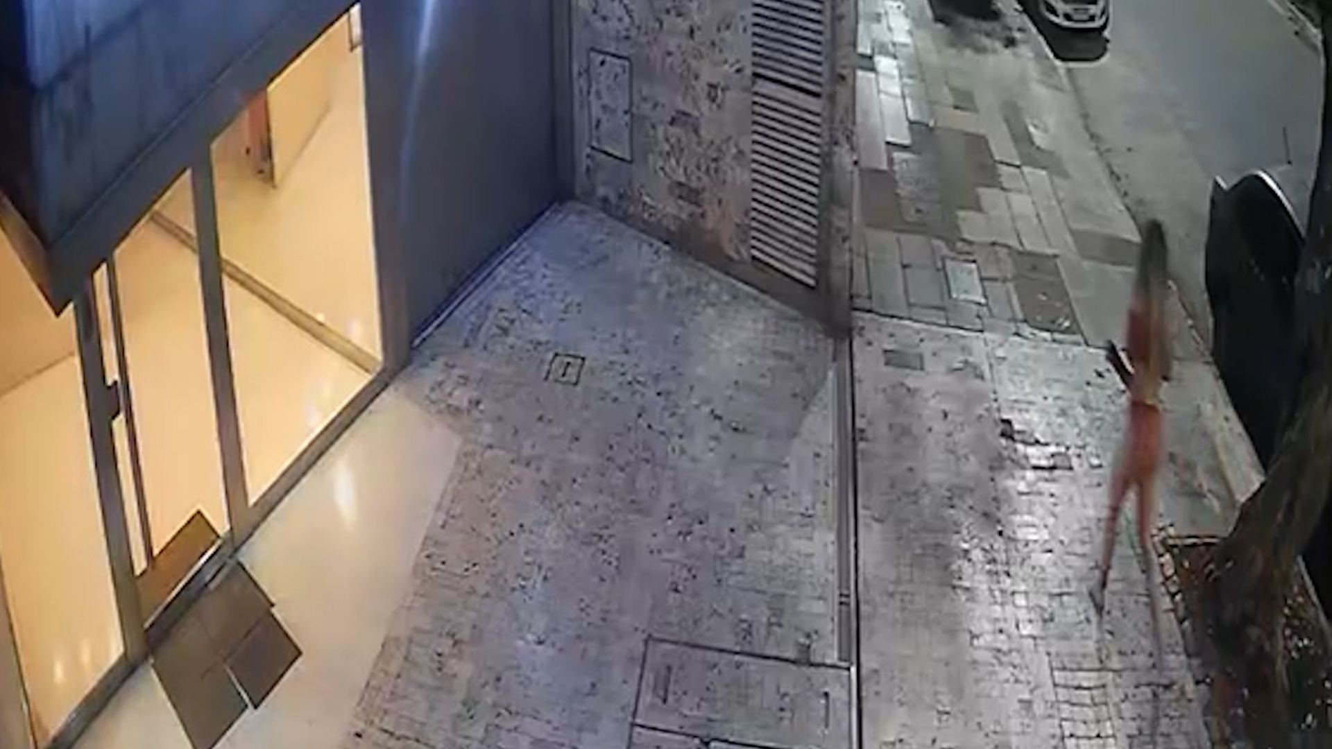 Un nuevo video muestra el momento en que Candela Arizaga sali&oacute; semidesnuda y descalza del departamento de Facundo Moyano