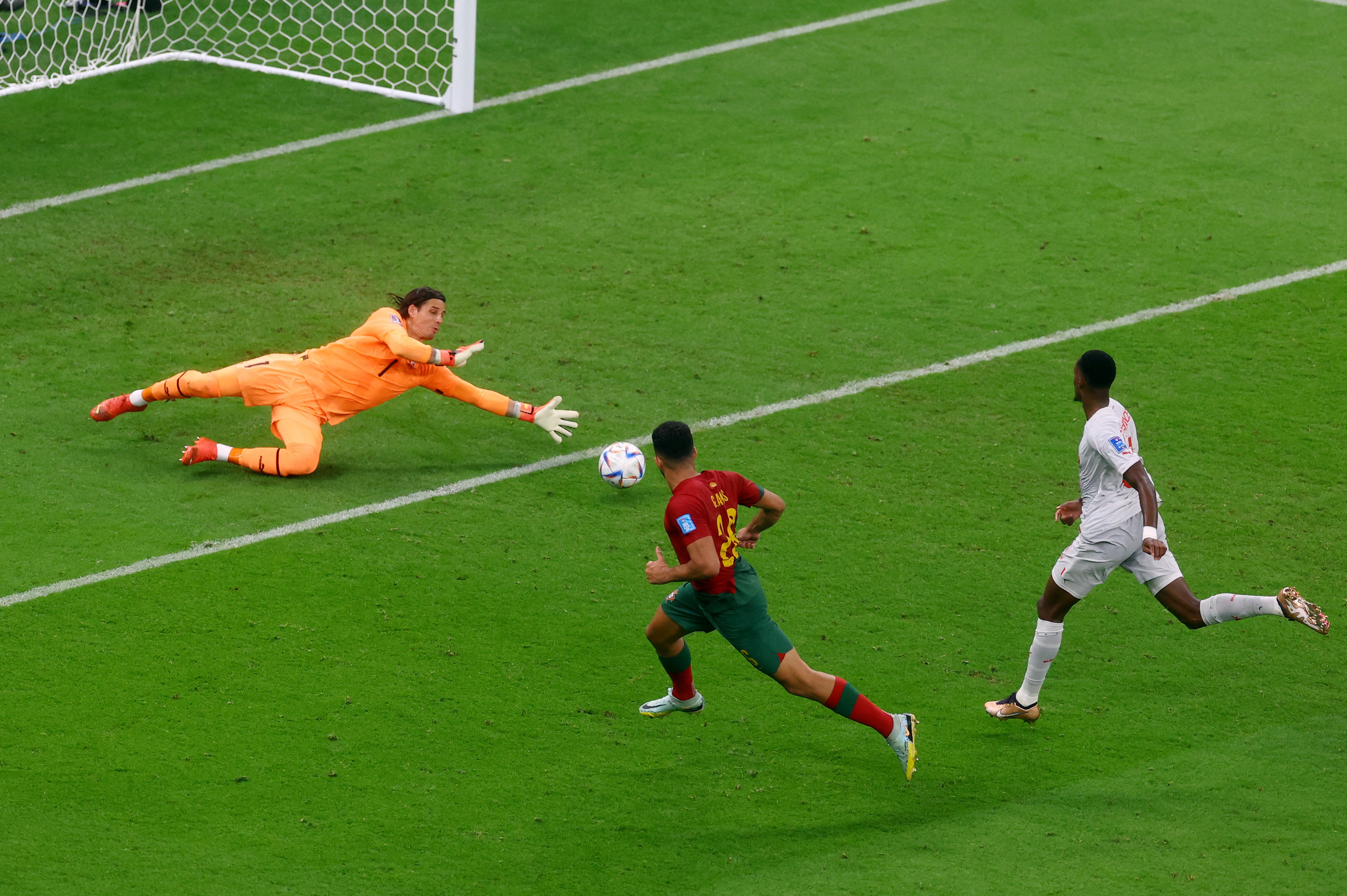 Yann Sommer y una espectacular salvada del arco suizo ante el remate de Ramos. Era el tercero para Portugal (REUTERS/Paul Childs)