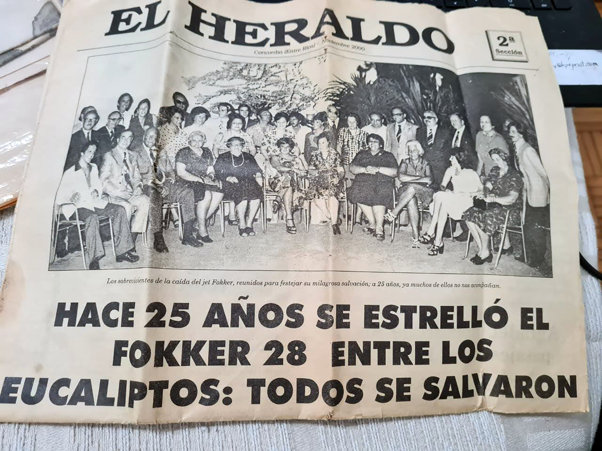 La portada del diario local El Heraldo. Alicia Schinder es la segunda sentada de la derecha: luce un vestido blanco y zapatos oscuros