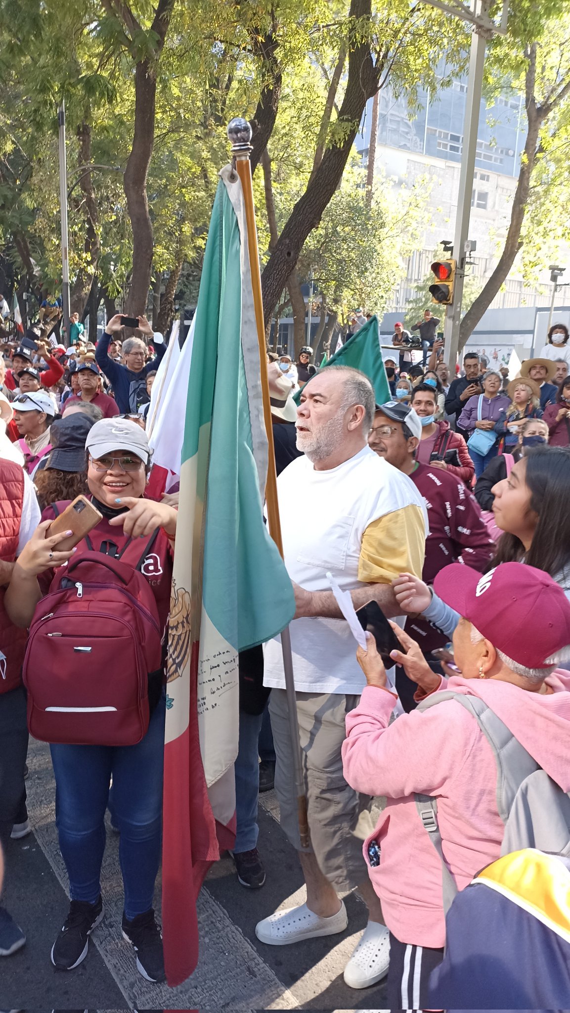 El secretario general de la ANDA acudió a la marcha con ropa cómoda y portó una bandera mexicana, fue captado en la intersección de Reforma e Insurgentes (Foto: Twitter)