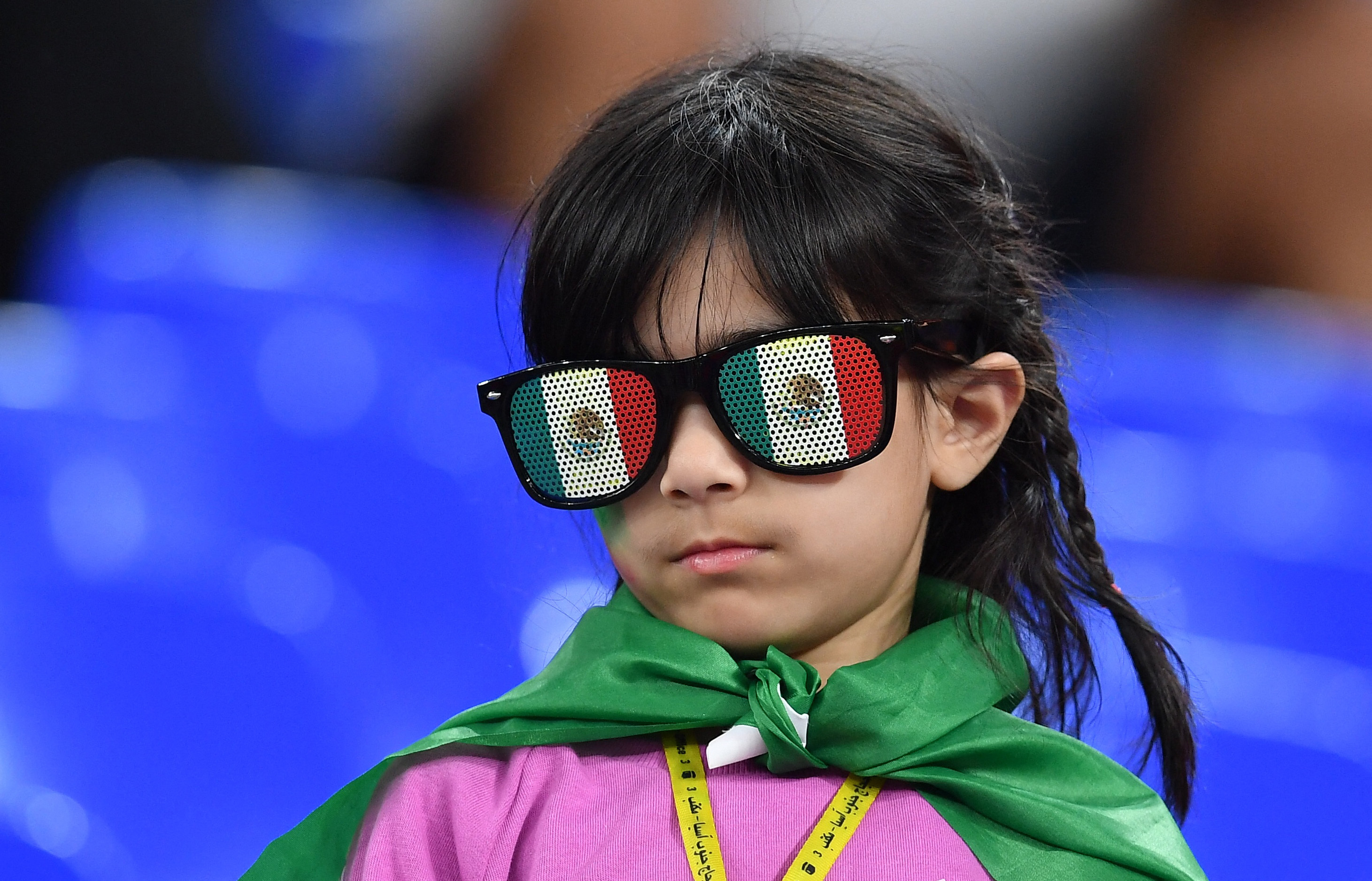 Una fan con gafas con banderas de México dentro del estadio antes del partido REUTERS