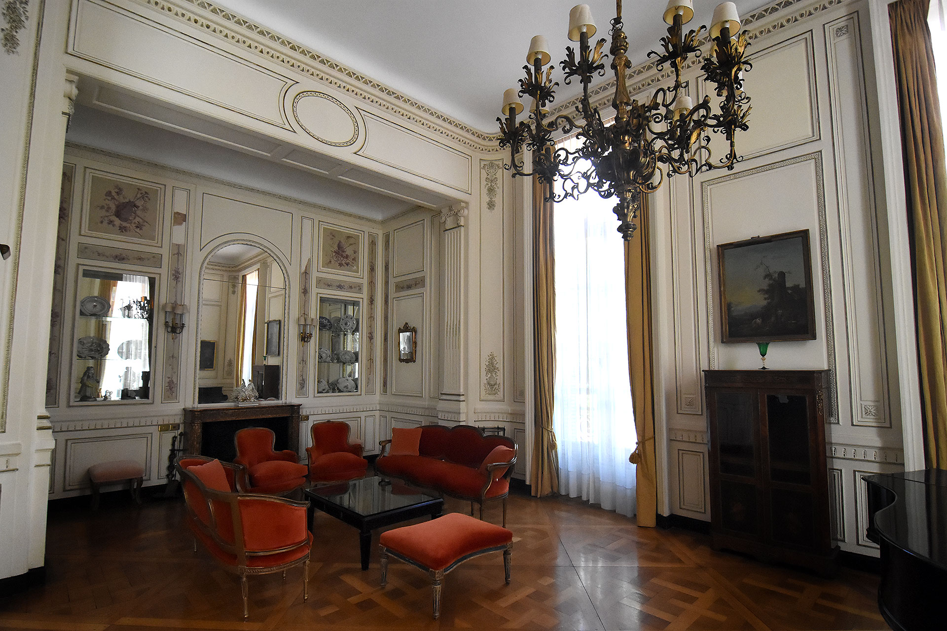 The music corner is one of the most beautiful in the residence and is located to the left of the entrance hall and the grand staircase (Nicolás Stulberg)
