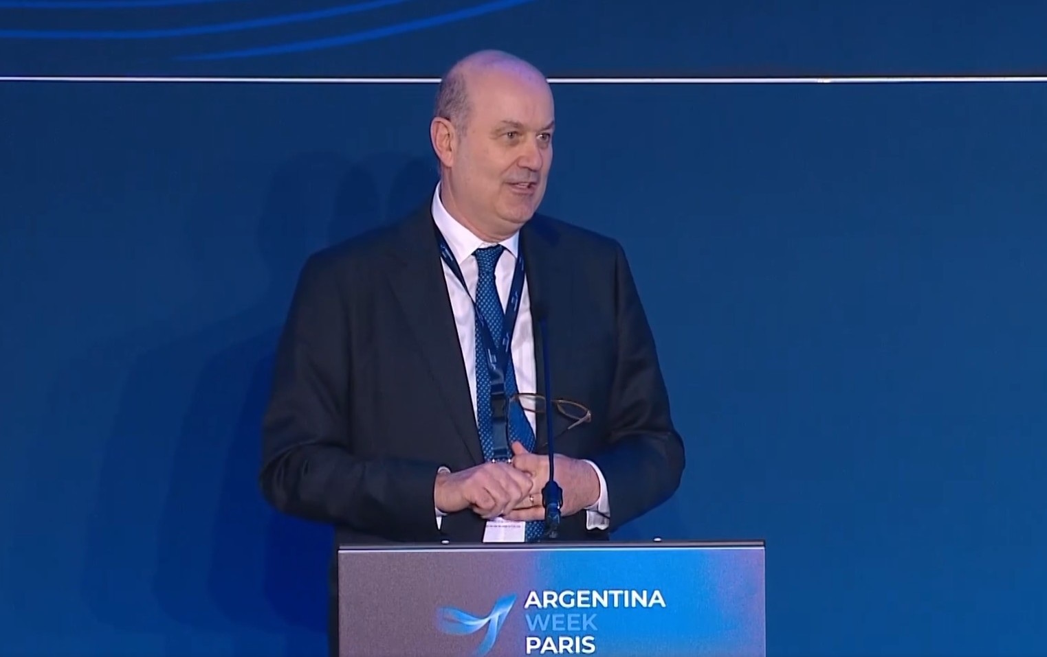 Sturzenegger defendió el programa económico y ratificó el equilibrio fiscal en París: "Para el Presidente es innegociable"