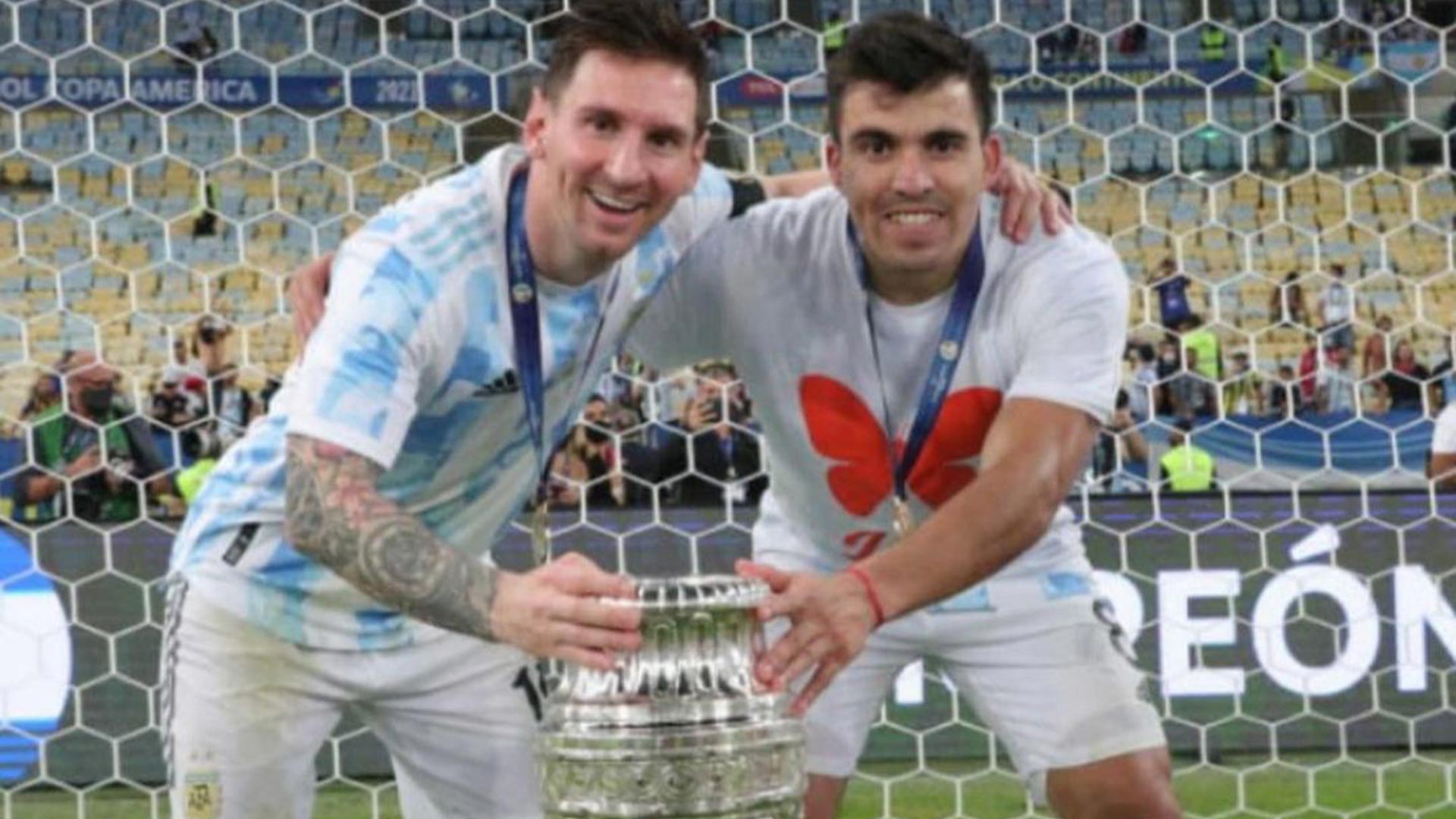 El Huevo Acuña posa junto a Lionel Messi y el trofeo de la Copa América en el Maracaná