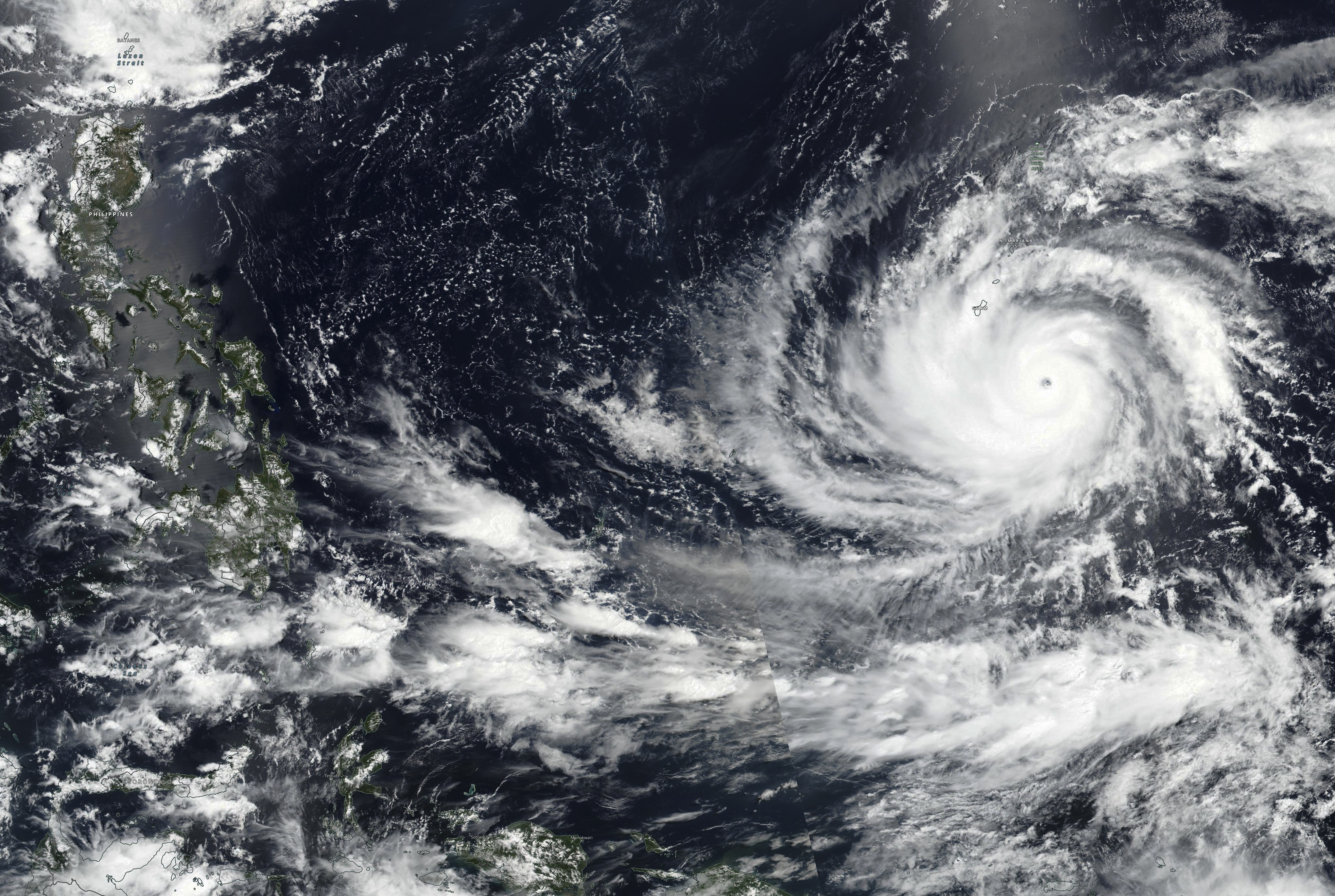 Esta imagen satelital suministrada por la NASA muestra el tifón Mawar, una poderosa tormenta que terminó pasando por Guam. (NASA vía AP)