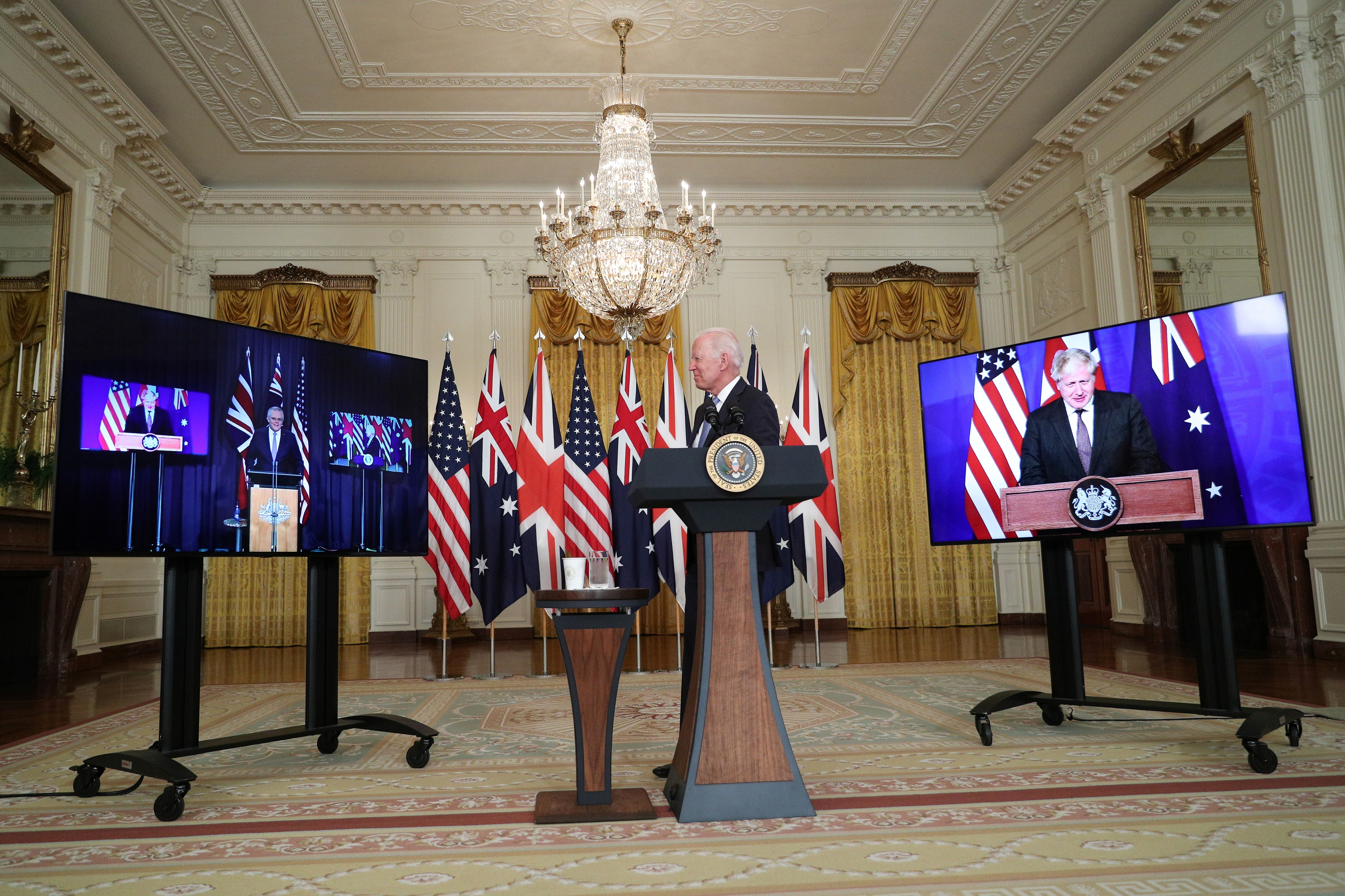 El anuncio conjunto de Joe Biden (centro) Scott Morrison (izquierda) y Boris Johnson (derecha) (REUTERS/Tom Brenner)